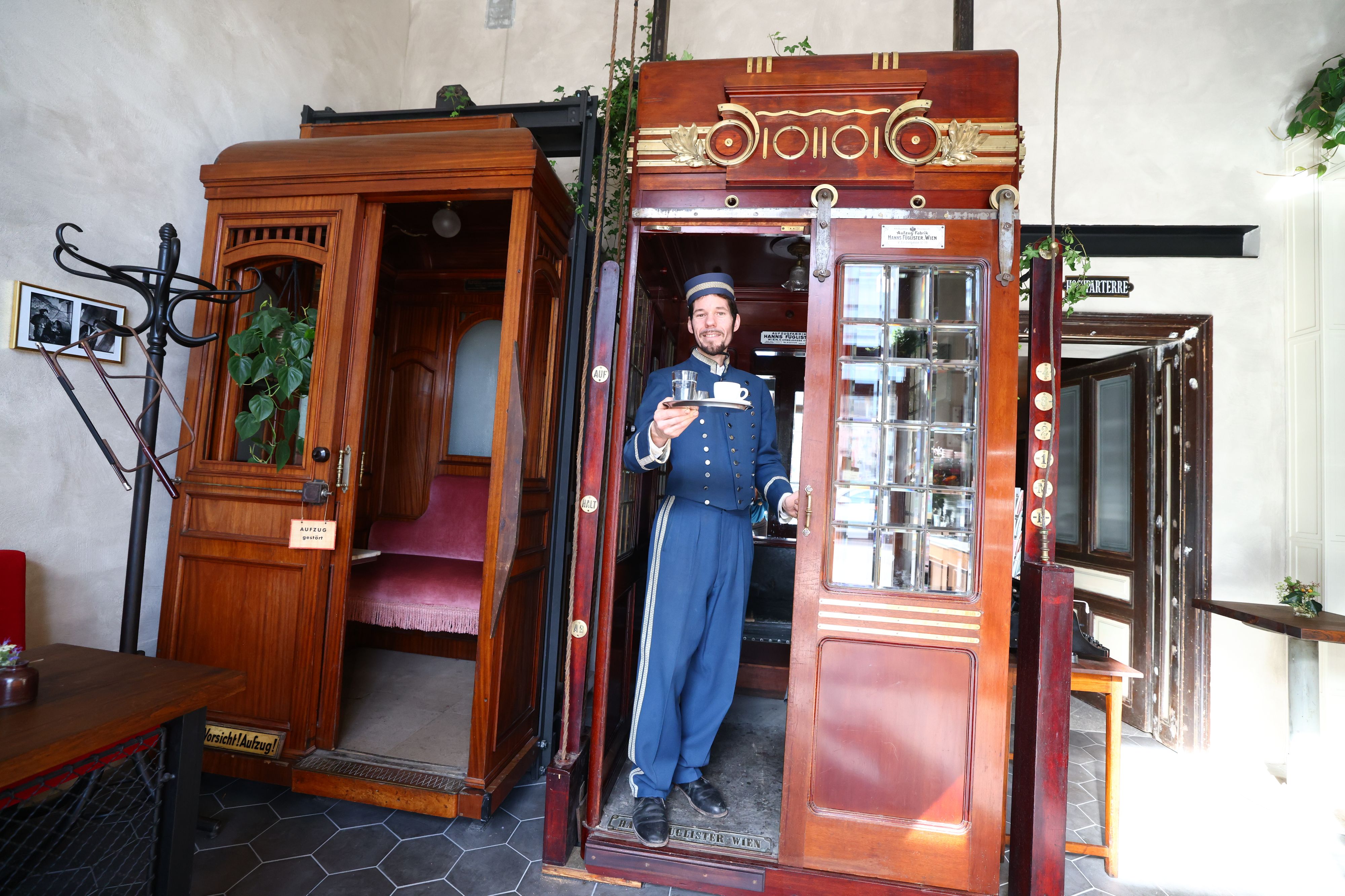 Christian Tauss (37) bedient im Aufzug-Café auch noch stilecht im Pagen-Kostüm.