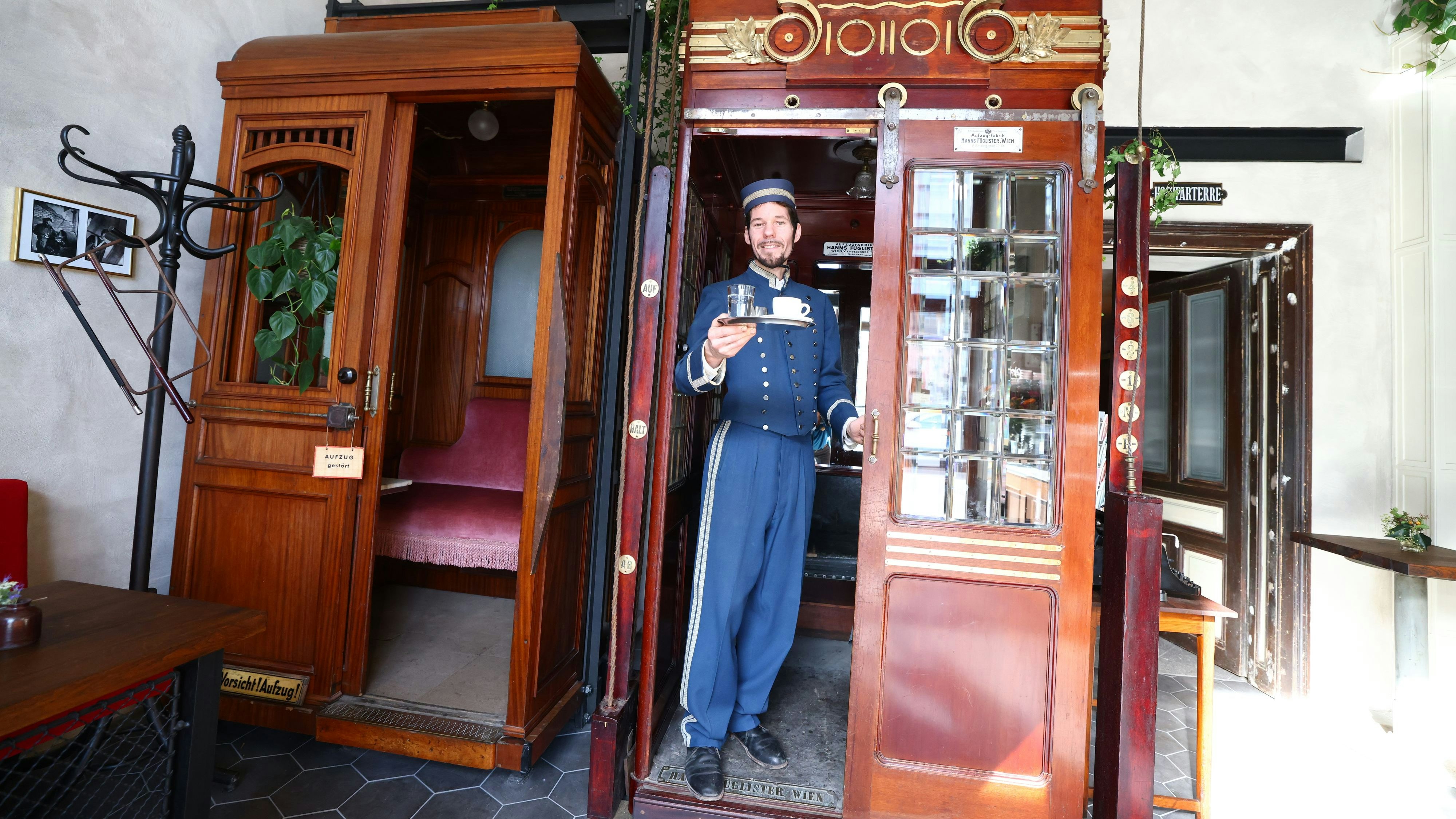 Christian Tauss (37) bedient im Aufzug-Café auch noch stilecht im Pagen-Kostüm.