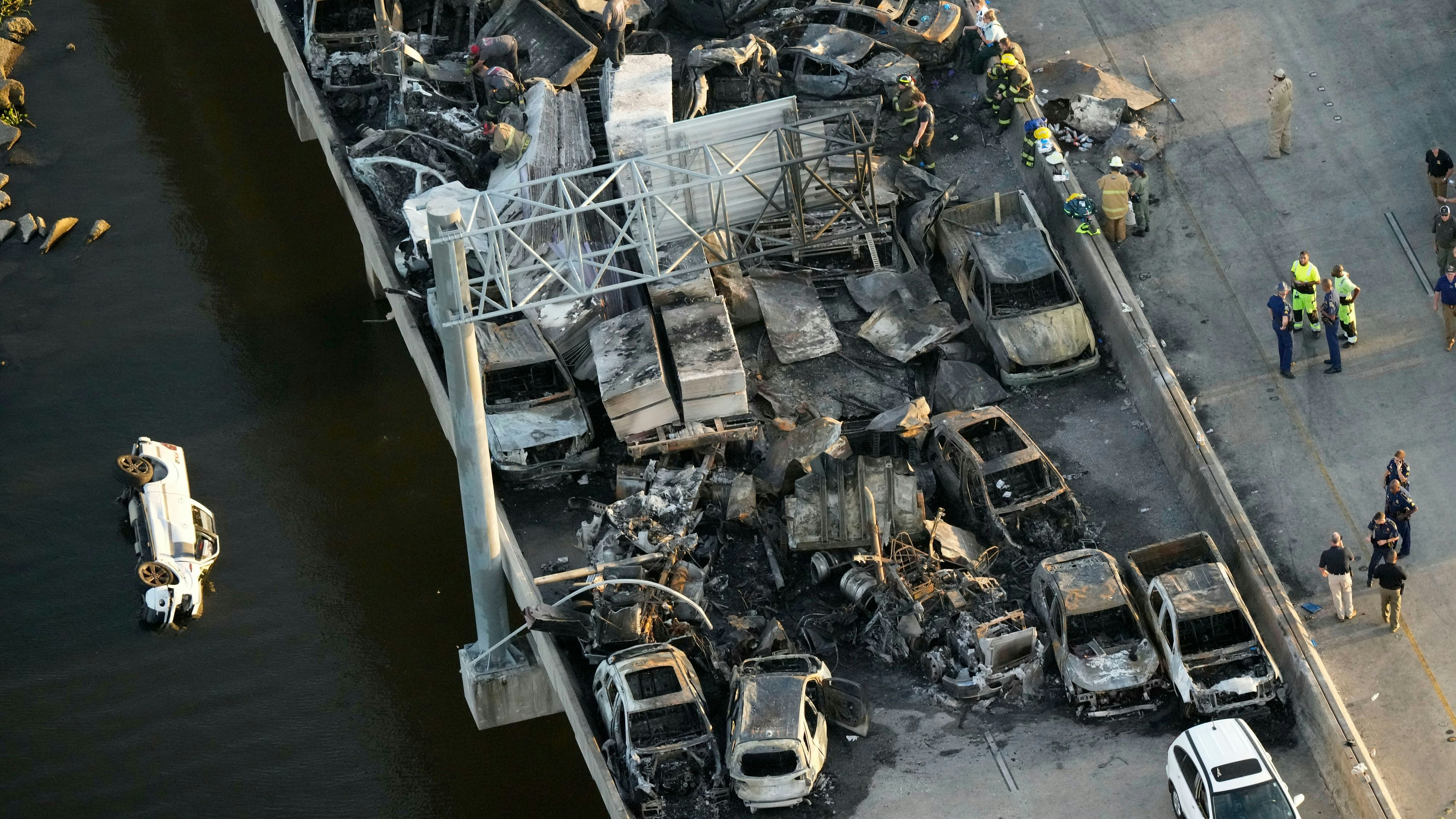 Download von www.picturedesk.com am 24.10.2023 (07:04).  In this aerial photo, responders are seen near wreckage in the aftermath of a multi-vehicle pileup on I-55 in Manchac, La., Monday, Oct. 23, 2023. A superfog of smoke from south Louisiana marsh fires and dense morning fog caused multiple traffic crashes involving scores of cars. (AP Photo/Gerald Herbert) - 20231023_PD13065 - Rechteinfo: Rights Managed (RM)