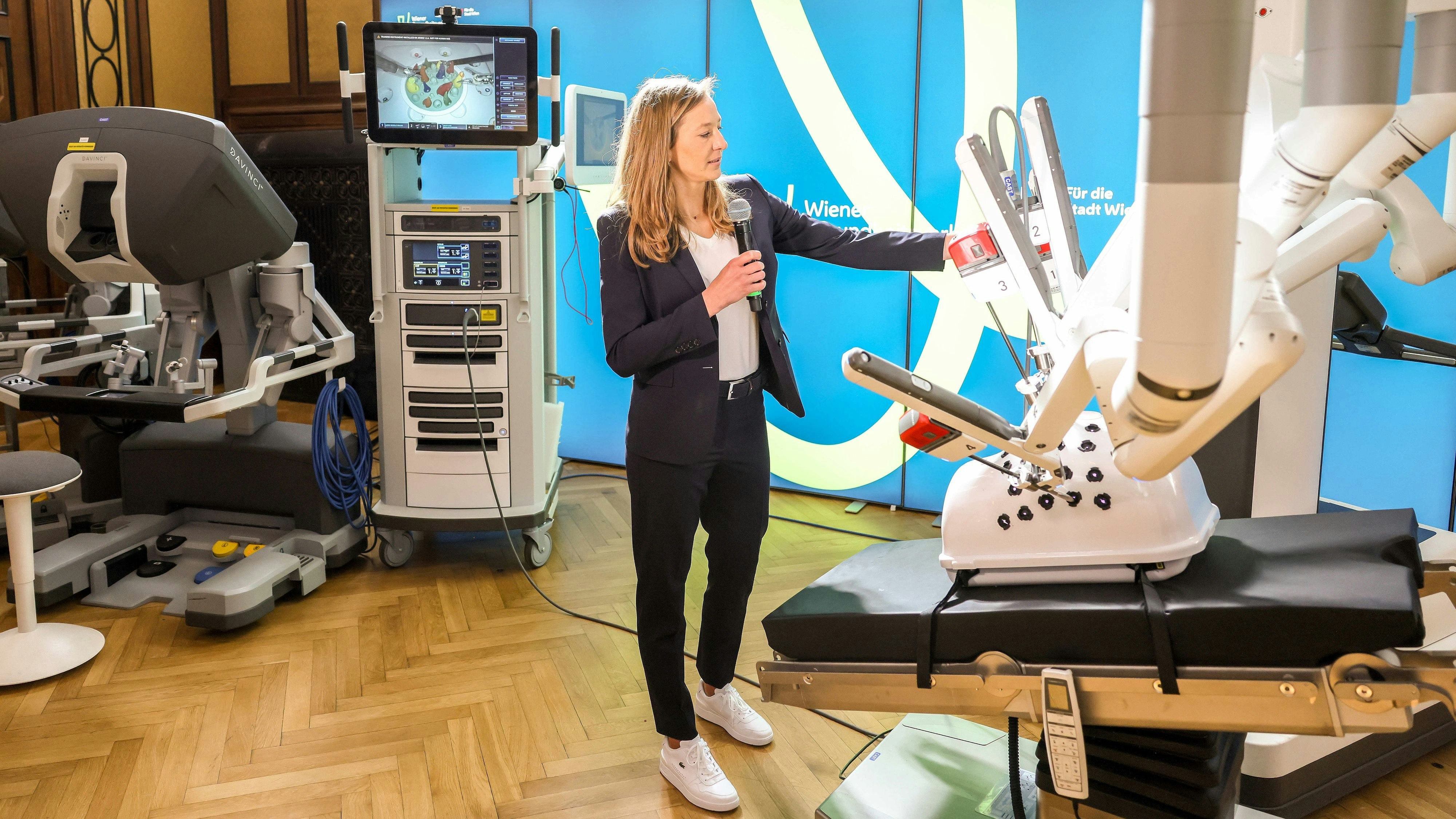 Chirurgin Leonie Rosa de Pauli aus der Klinik Donaustadt bei der Präsentation des OP-Roboters im Frühjahr 2023