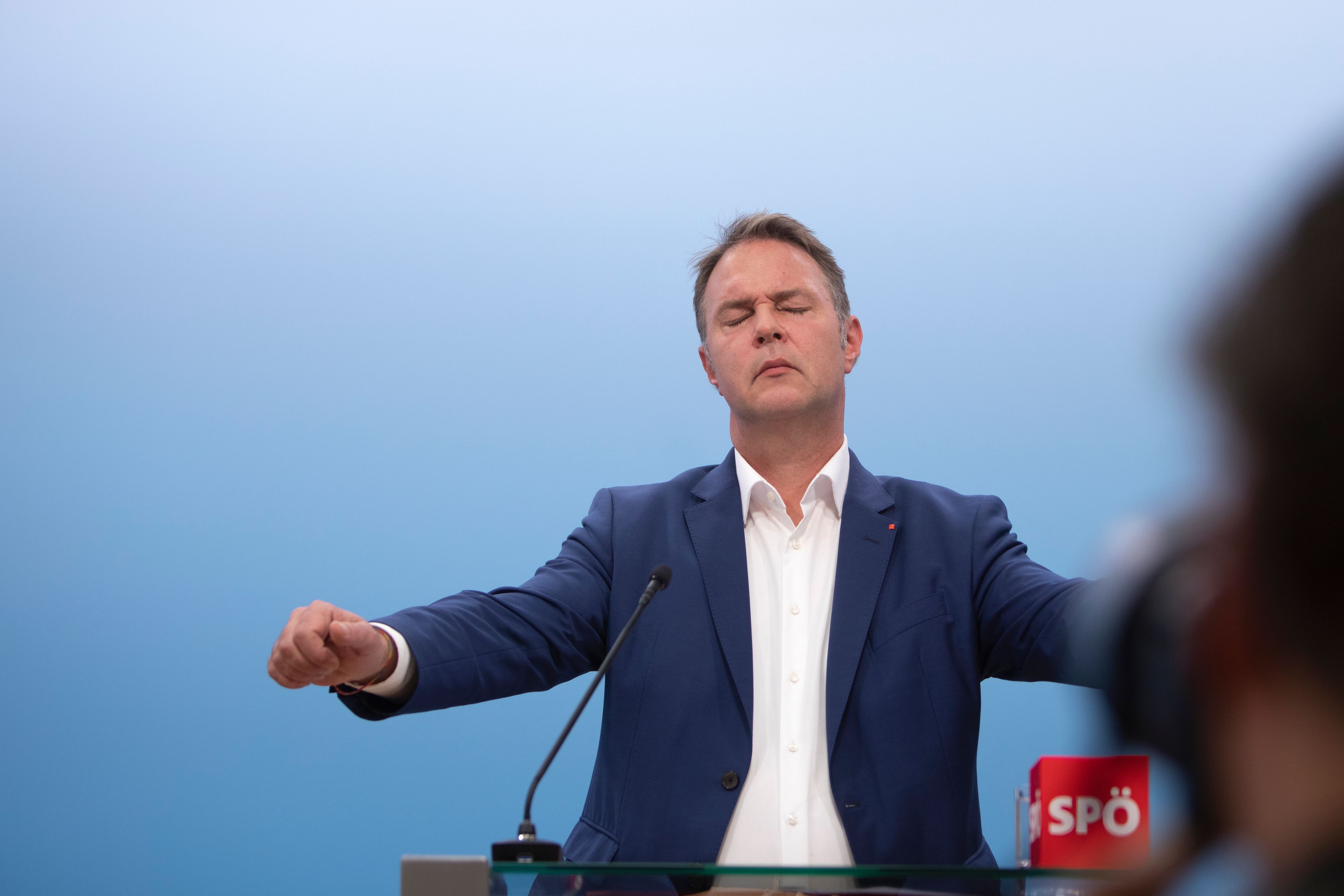 SPÖ-Chef <strong>Andreas Babler</strong> während einer Pressekonferenz im Parlament in Wien am 17. Oktober 2023. 
