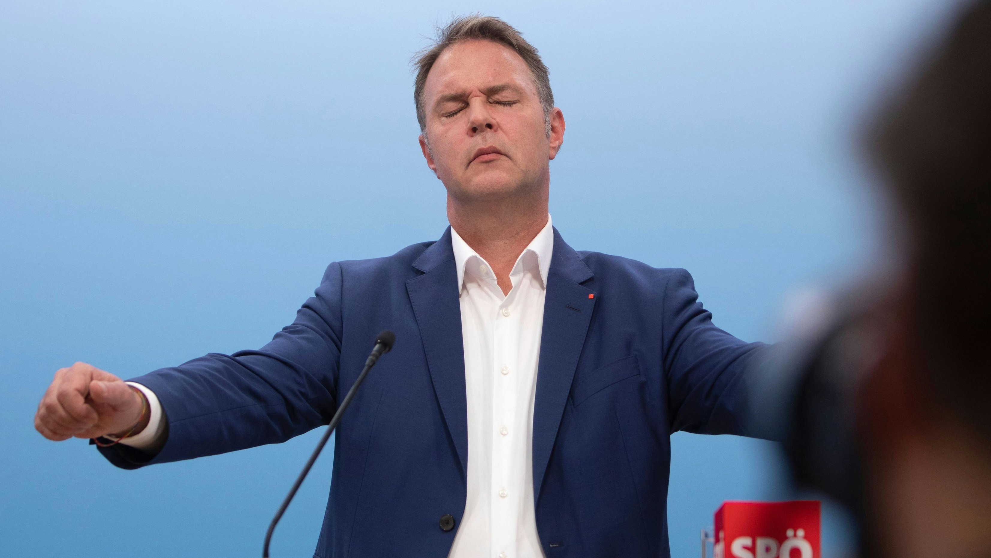 Download von www.picturedesk.com am 24.10.2023 (12:36).  AUSTRIA; VIENNA; 20231017; Chairman of the Social Democratic Party of Austria (SPOe) Andreas Babler gestures during a press conference on child poverty and billionaire tax in the Parlemnt in Vienna on October 17, 2023. /// ÖSTERREICH; WIEN; 20231017; Vorsitzender der Socialdemokratische Partei Österreich ( SPÖ) Andreas Babler gestikuliert währen einer Pressekonferenz zur Kinderarmut und Milliardär Steuer im Parlemnt in Wien am 17. Oktober 2023.  _ - 20231017_PD2876 - Rechteinfo: Rights Managed (RM)