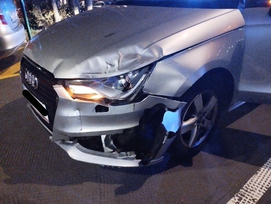 Der Audi wurde bei dem Unfall beschädigt.