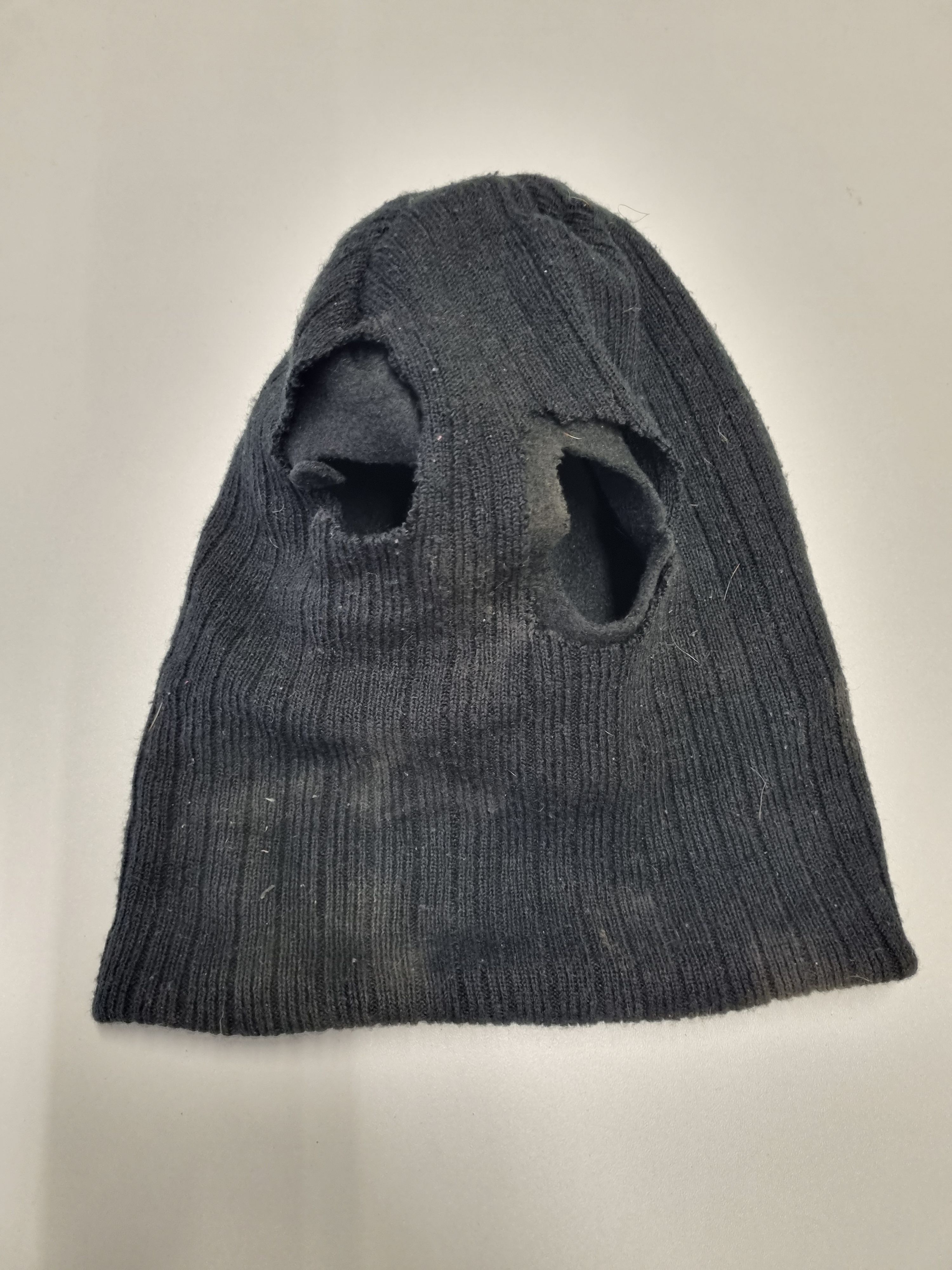 Diese Maske hatte der Räuber über dem Gesicht.