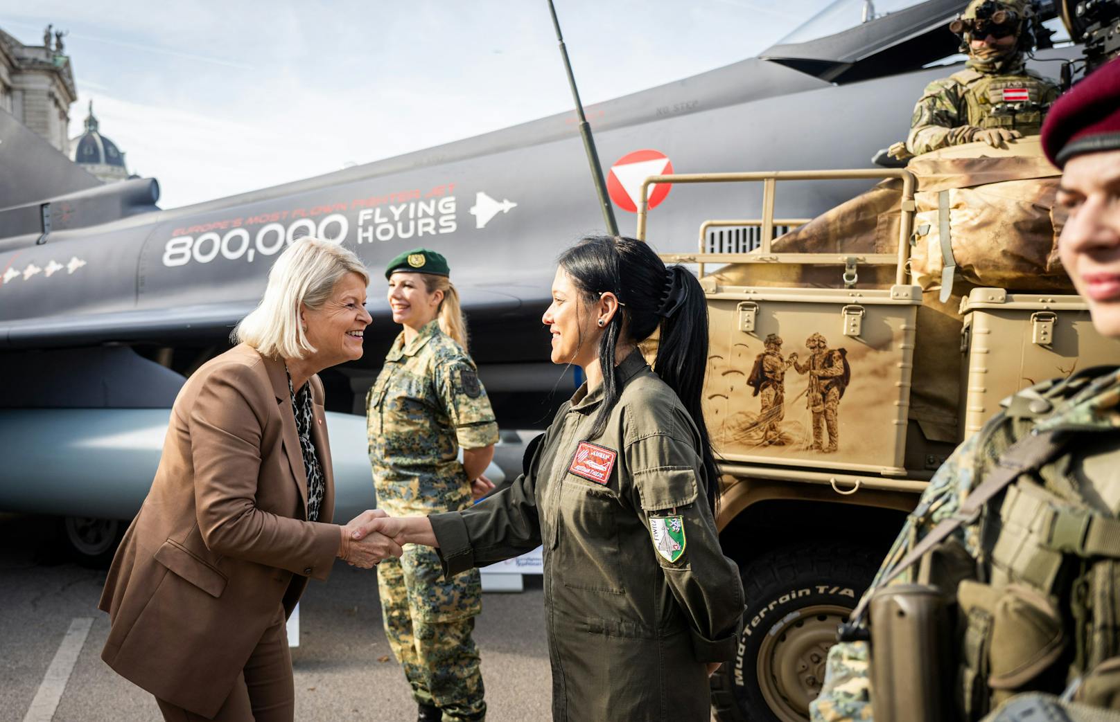 Bundesministerin Klaudia Tanner grüßt eine Soldatin des Österreichischen Bundesheeres.