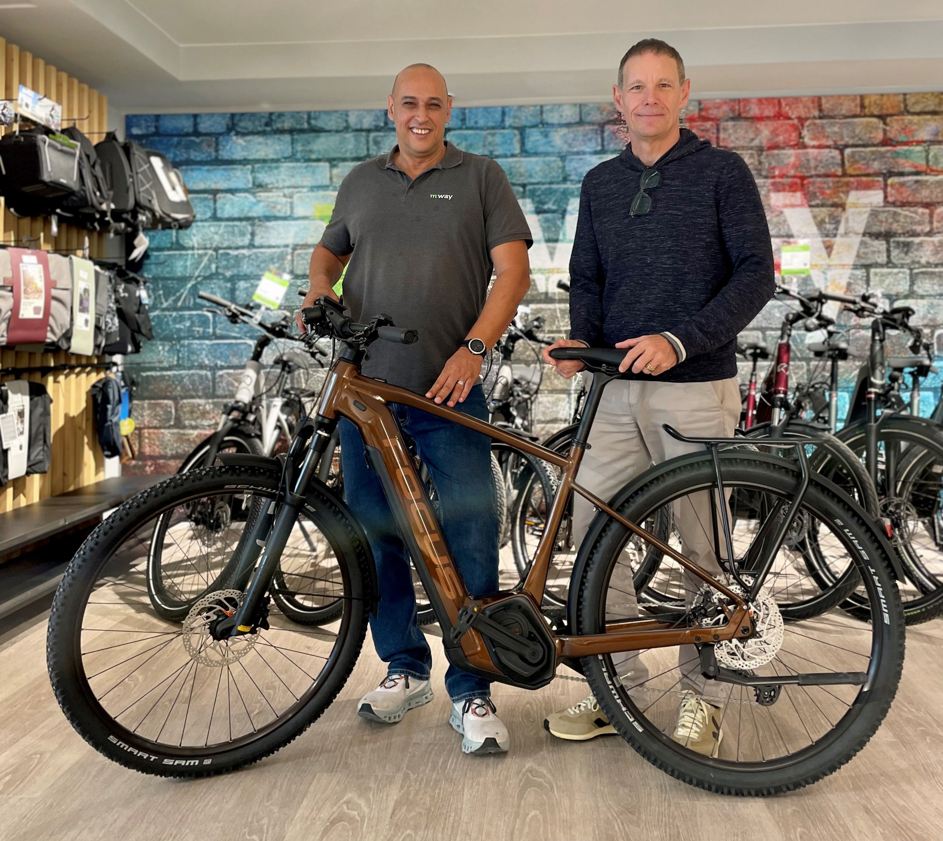 CEO Frank Simon Aeschbacher (im Bild r.) mit Shop-Leiter Alexander Kis