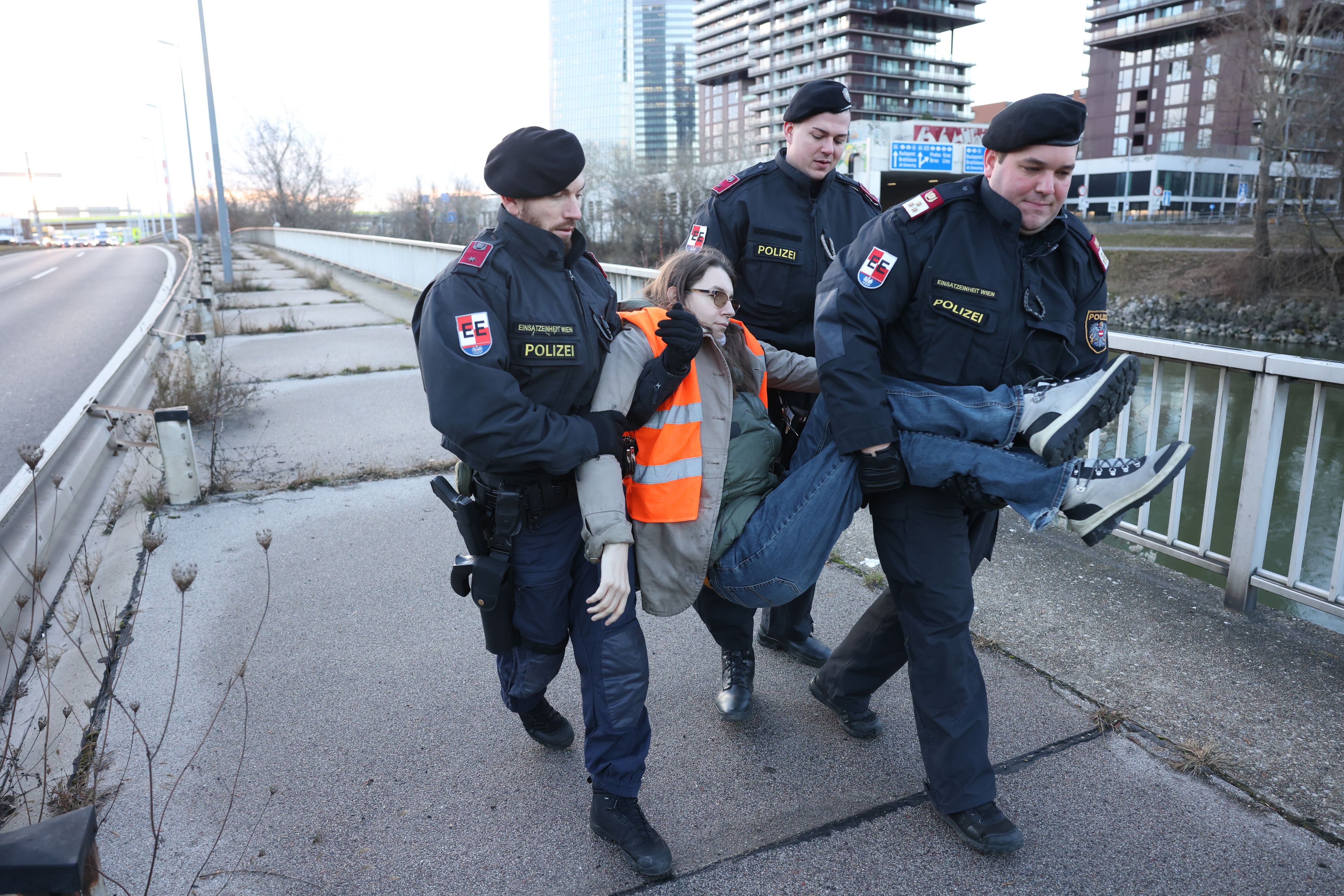 Klimakleber-Mastermind Martha Krumpeck musste am 23. Oktober in Frankfurt in Haft.