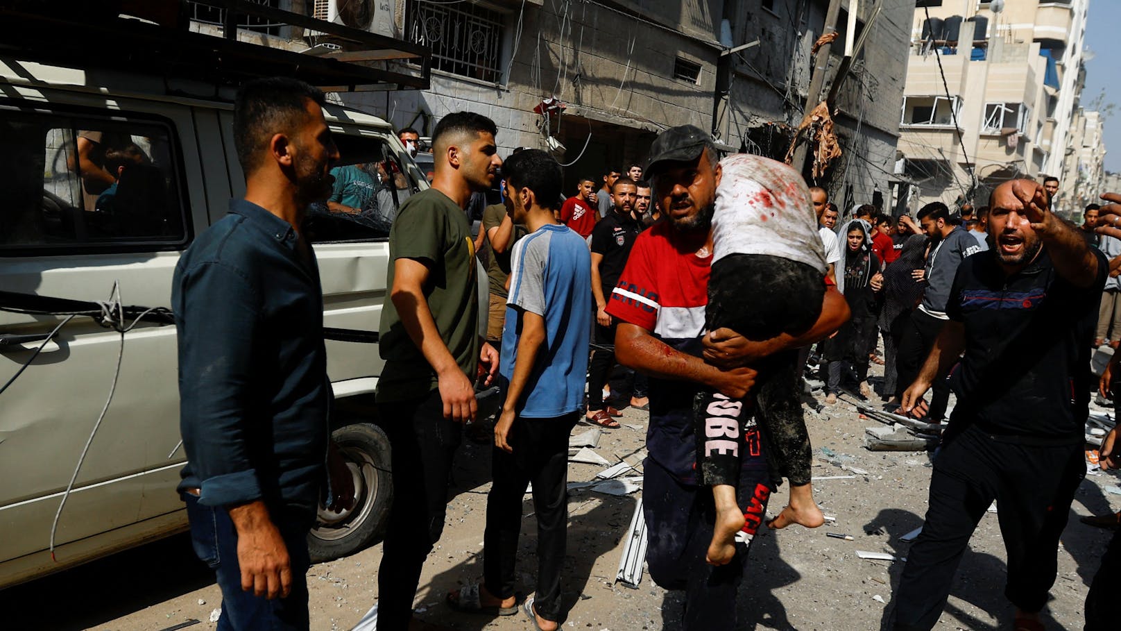 Laut dem Gesundheitswesen in Gaza sind bisher 5971 Menschen bei den Bombardements ums Leben gekommen.