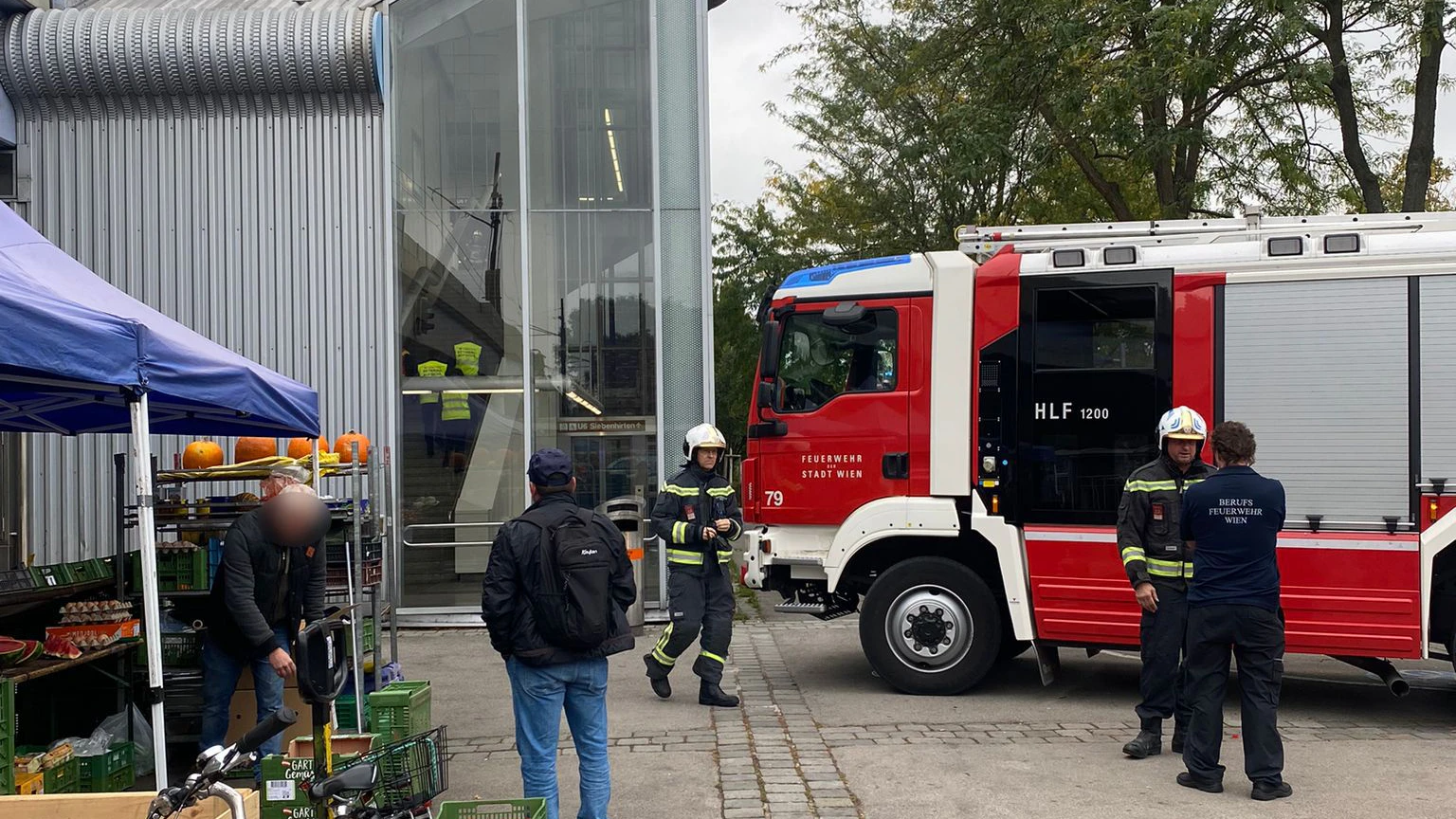 Feuerwehr-Einsatz bei der U6-Station Am Schöpfwerk
