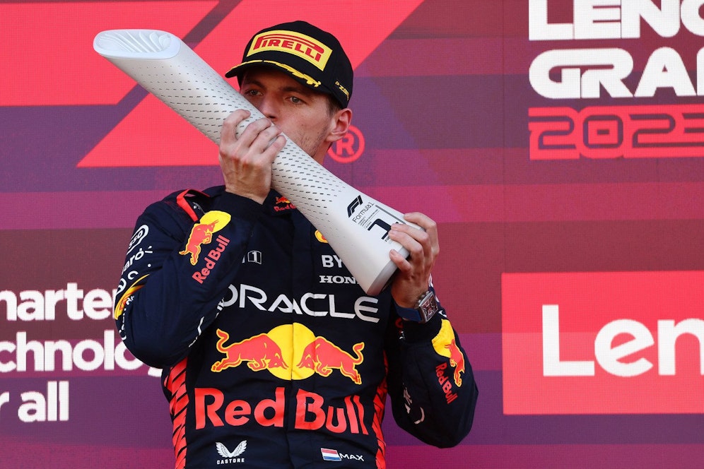 Max Verstappen kontert die Buh-Rufe bei der Siegerehrung. 