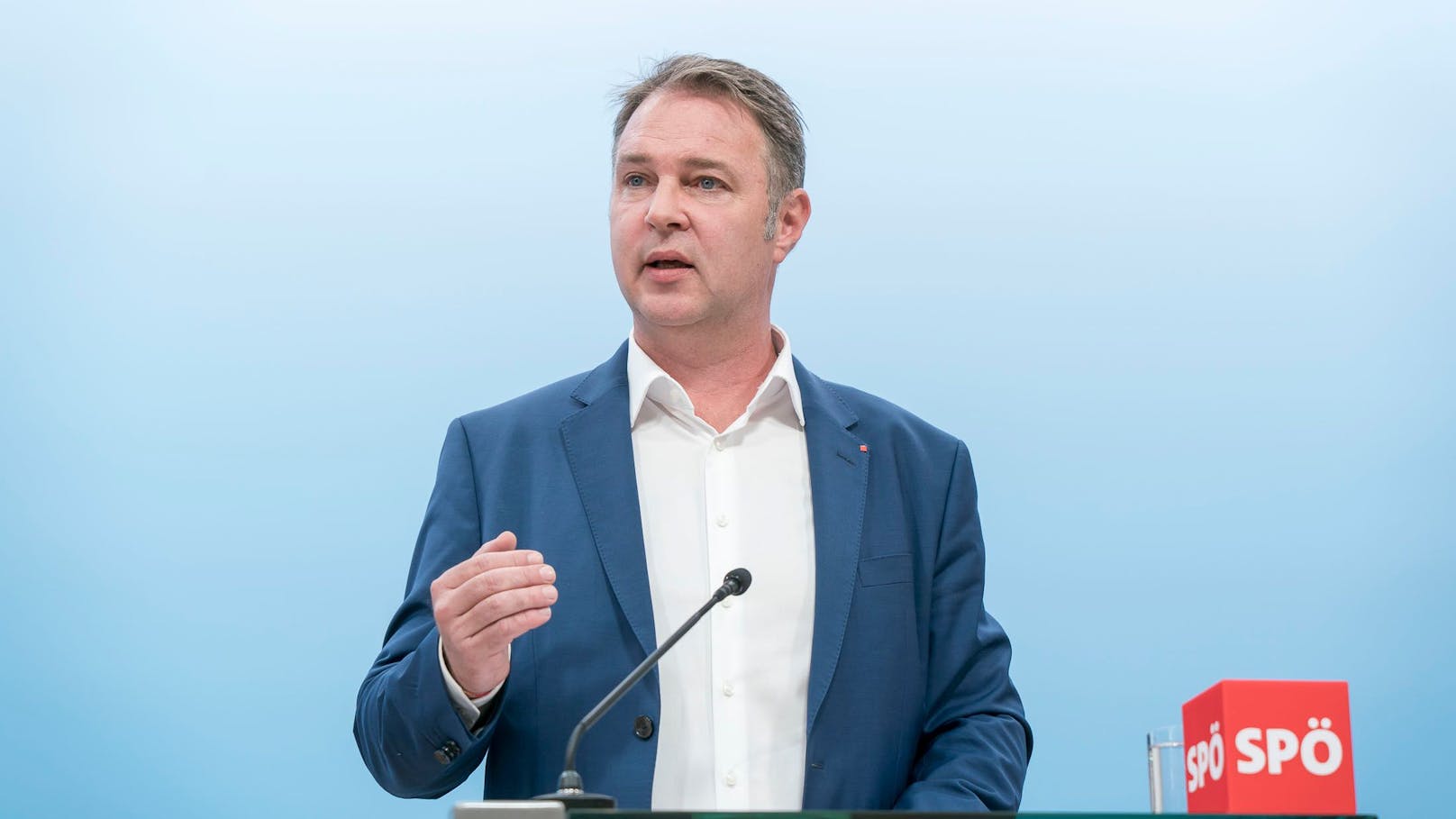 SPÖ-Chef Andreas Babler sorgt in der ÖVP für Uneinigkeit über eine Vorverlegung der Nationalratswahl.