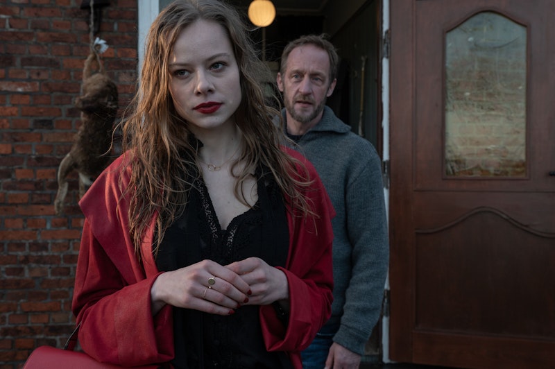 Larenz (Stephan Kampwirth) macht die Tür auf.  Anna Spiegel (Emma Bading) ist da, vom Regen durchnässt.