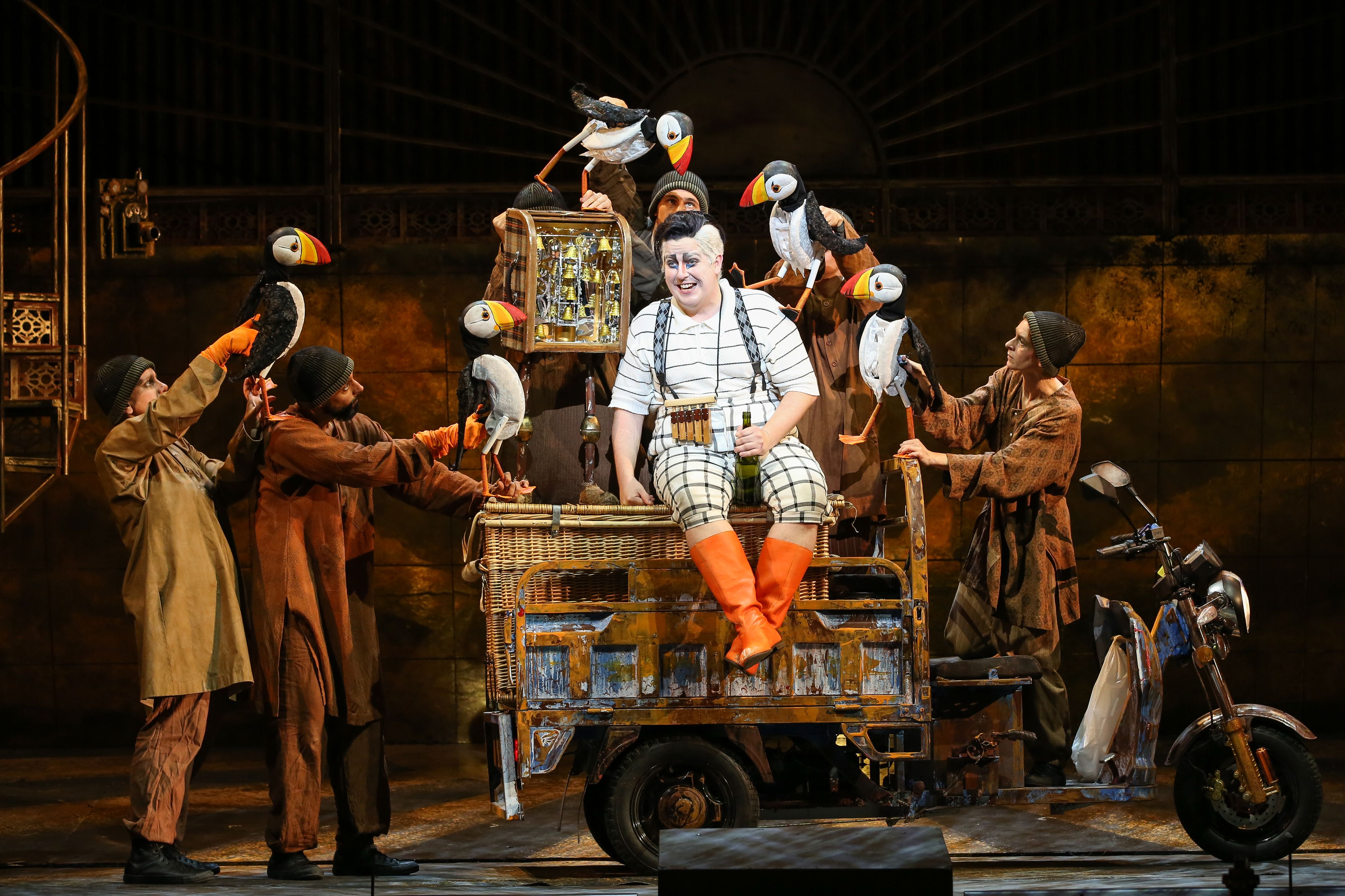 Jakob Semotan als Papageno in "Die Zauberflöte"