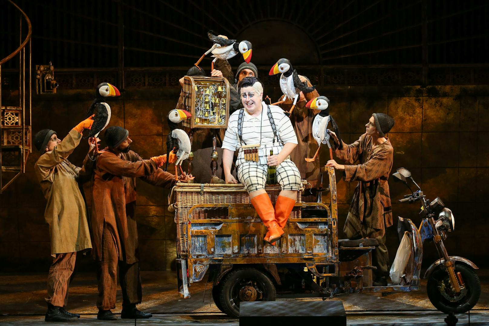 Jakob Semotan als Papageno in "Die Zauberflöte"