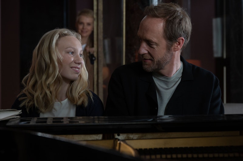 Josy (Helena Zengel) und Viktor Larenz (Stephan Kampwirth) spielen gemeinsam ihre Melodie auf dem Klavier.