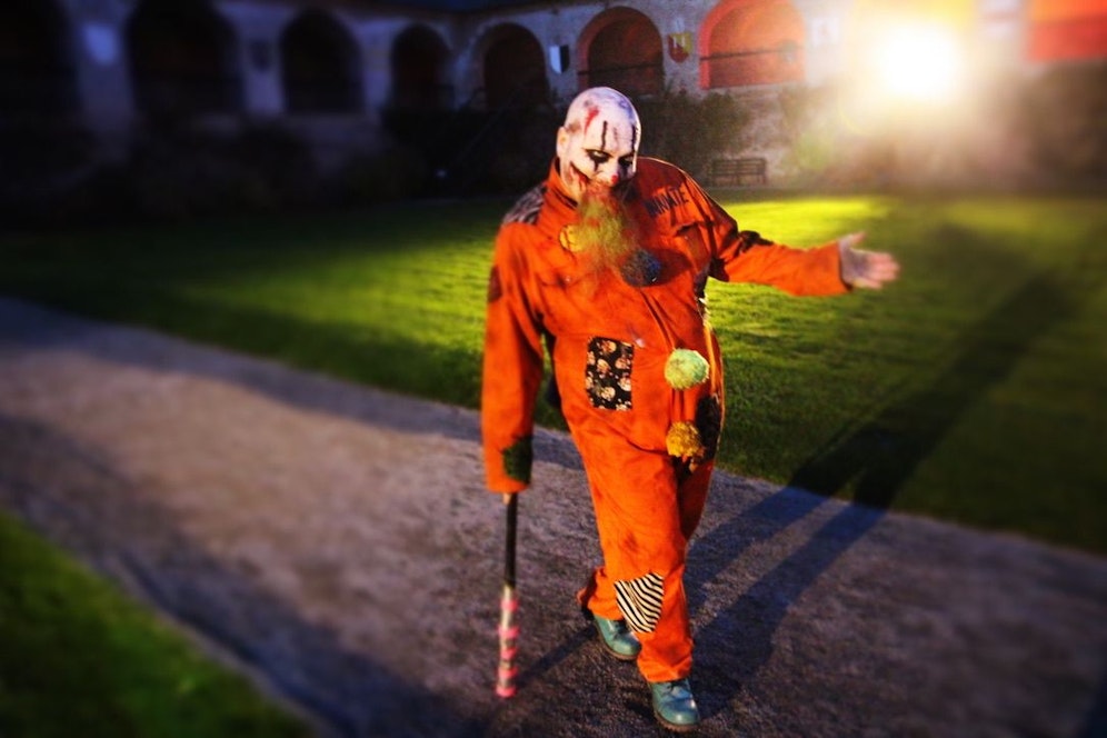 Horror-Clowns wandern auf der Rosenburg herum.