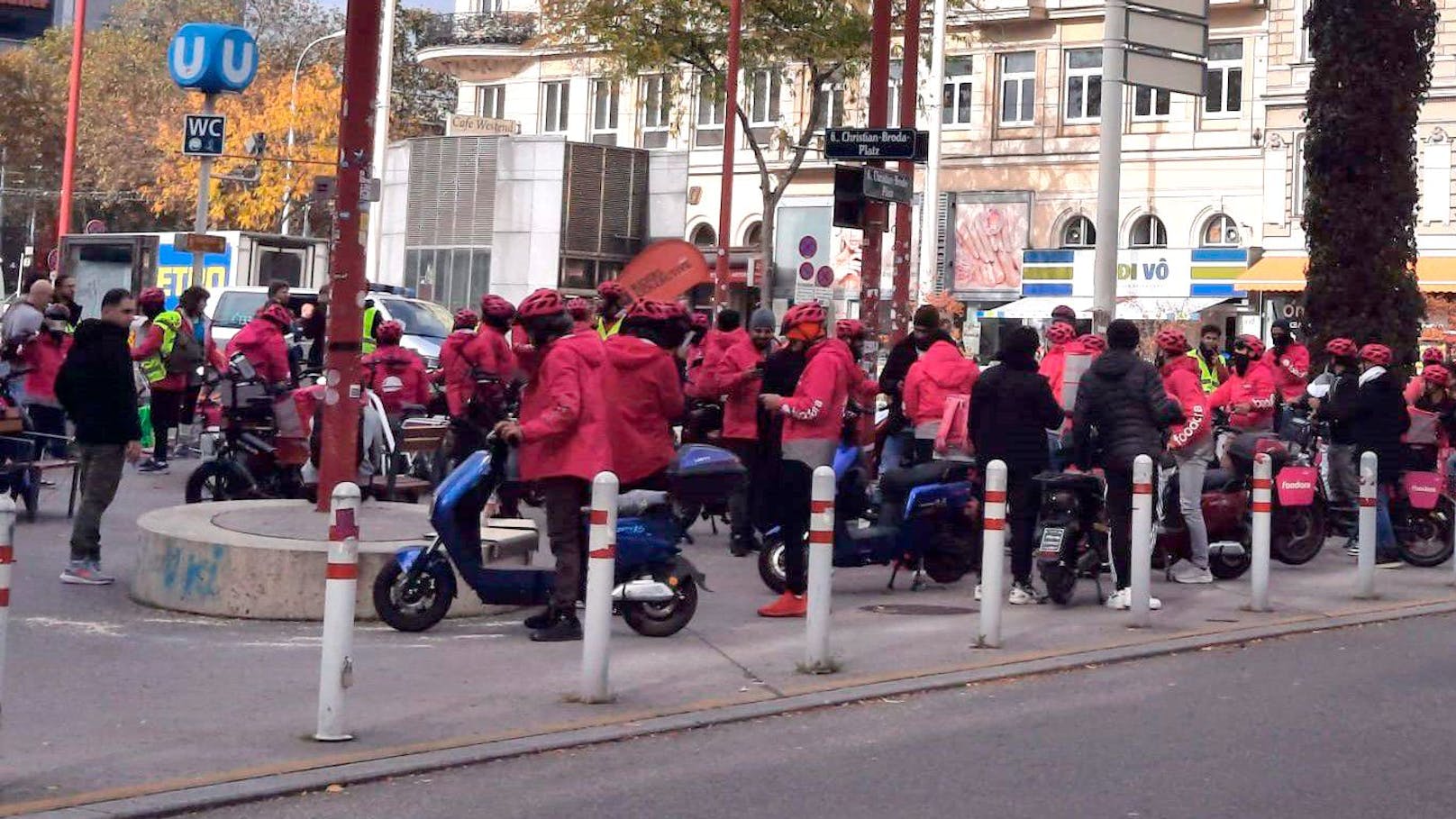 Foodora-Fahrer demonstrieren am 25. Oktober 2023 in Wien.