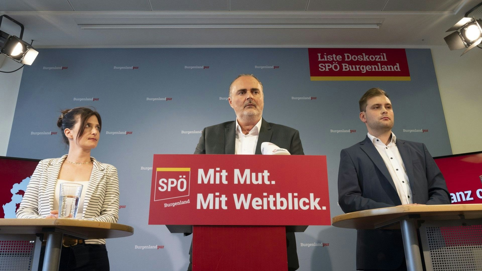 Landesparteichef Doskozil mit den Geschäftsführern Jasmin Puchwein und Kevin Friedl bei einer Pressekonferenz