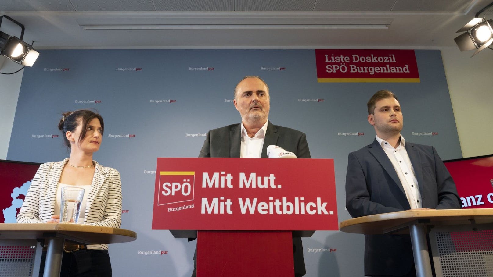 Landesparteichef Doskozil mit den Geschäftsführern Jasmin Puchwein und Kevin Friedl bei einer Pressekonferenz