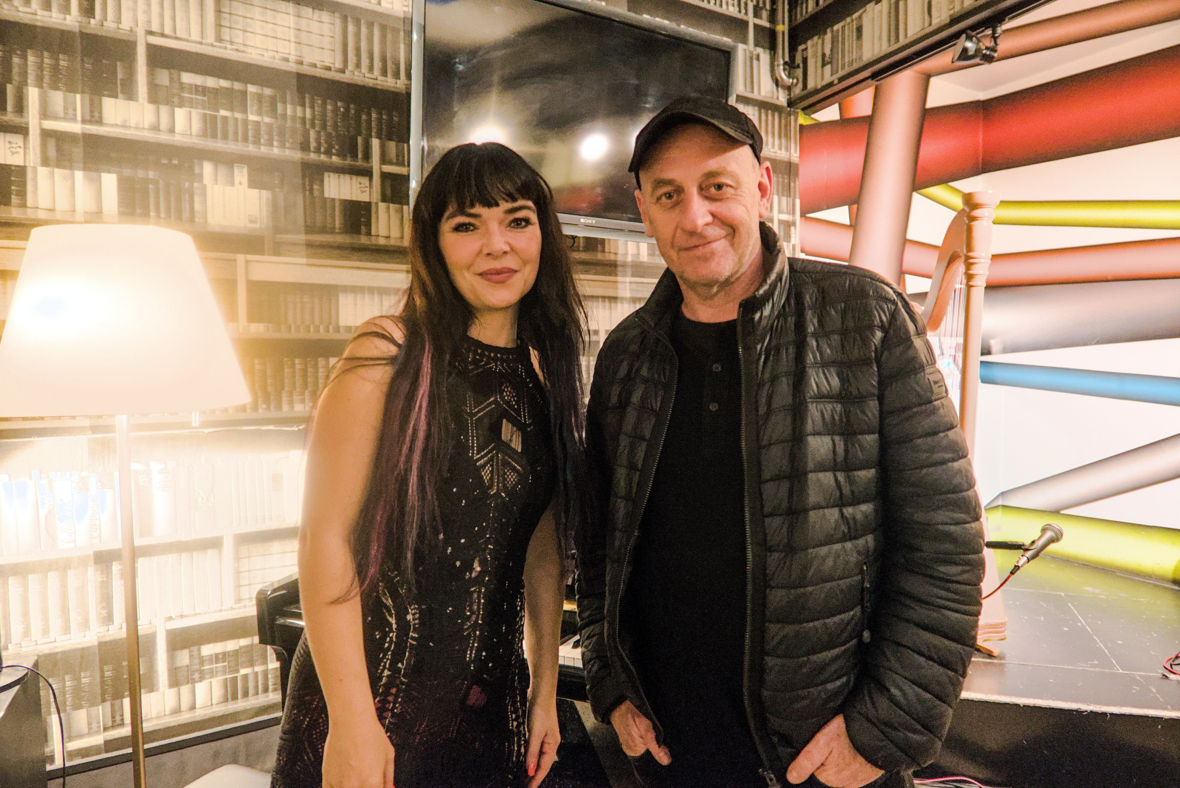 Musikerin Anja Thaler mit Künstler Alf Poier