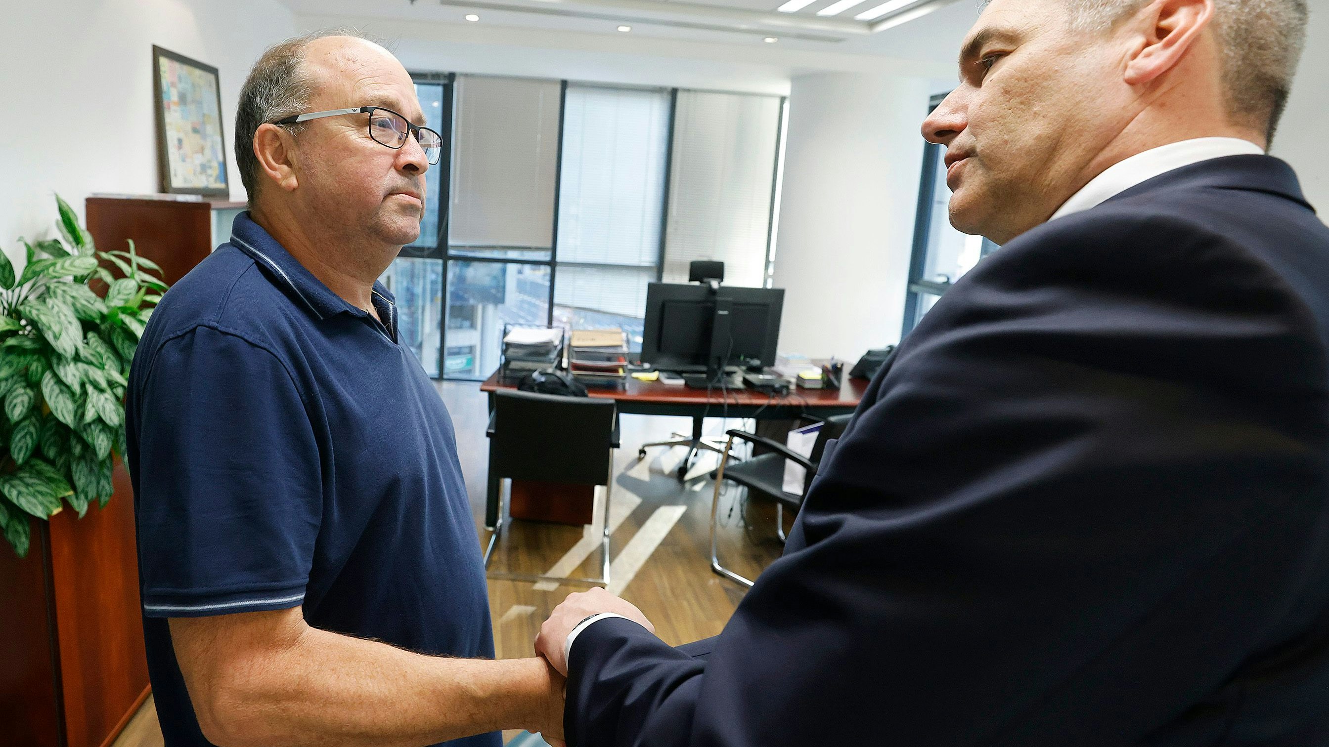 Arbeitsbesuch Israel. BK Nehammer trifft Gilad Korngold, Vater eines vermissten österreichischen Staatsbürgers. 25.10.2023, Tel Aviv, 