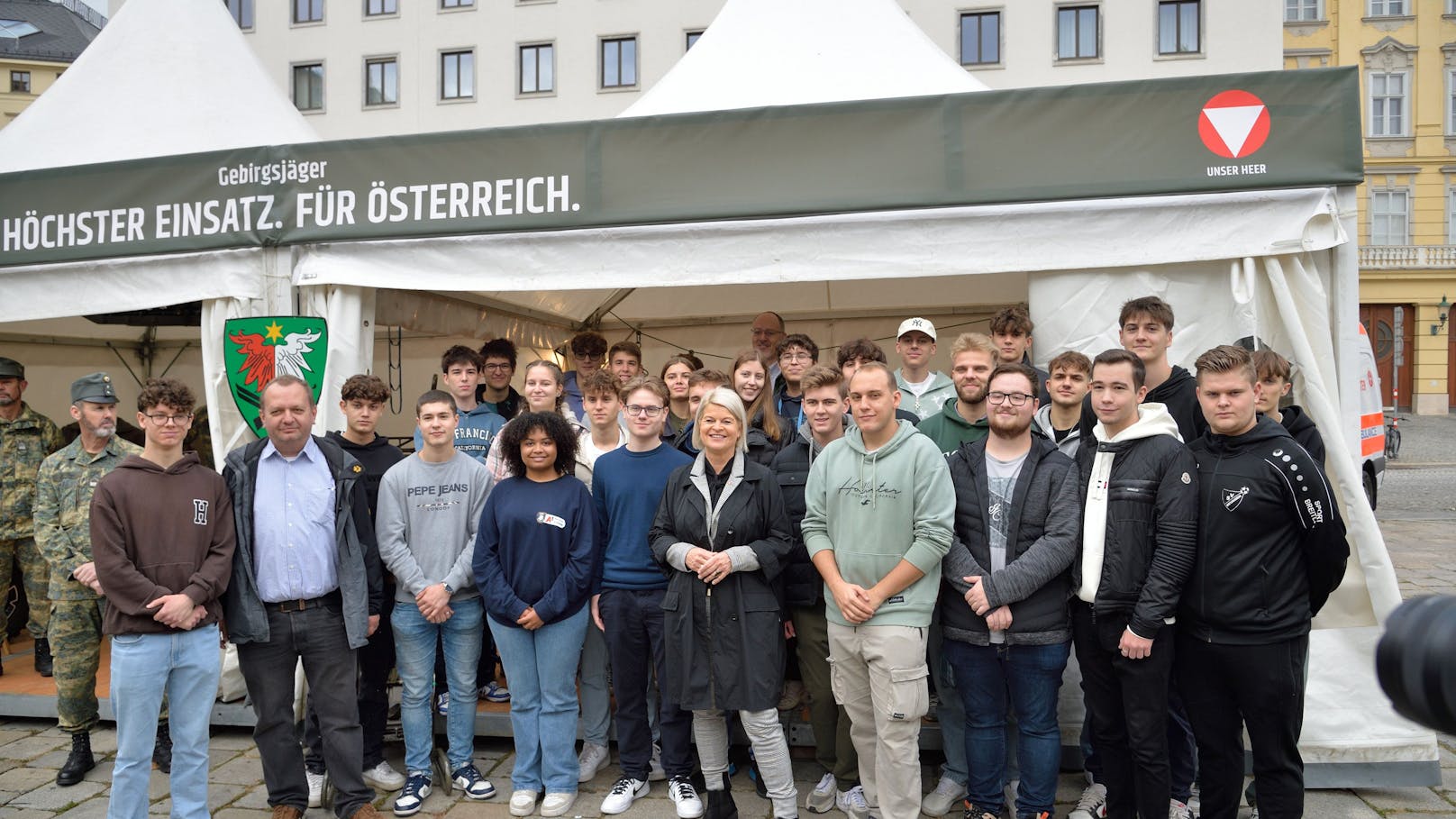 Etwa 2.000 Schülerinnen und Schüler nahmen am Mittwoch (25.10.2023) am Tag der Schulen am Wiener Heldenplatz teil. 