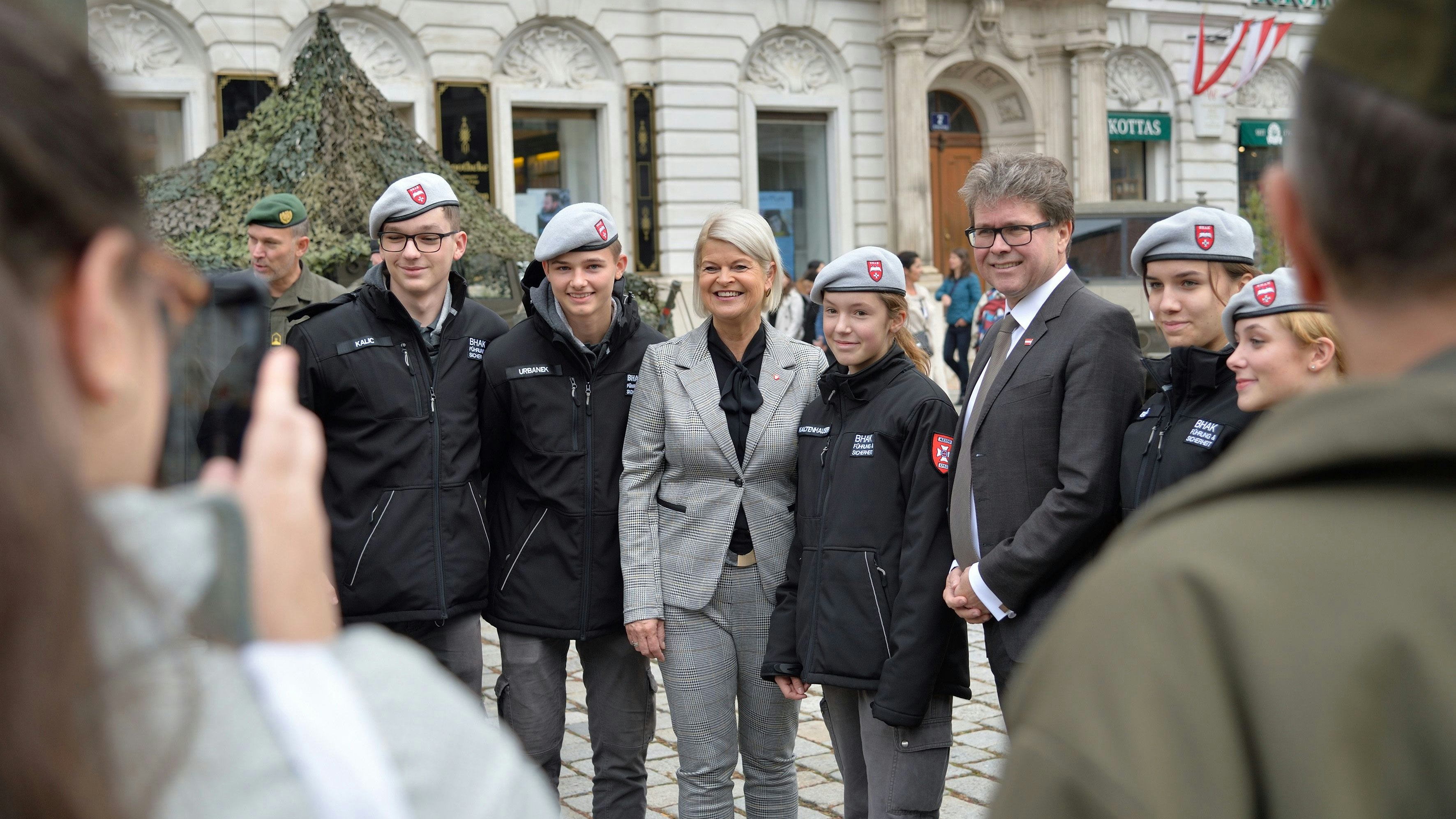 Etwa 2.000 Schülerinnen und Schüler nahmen am Mittwoch (25.10.2023) am Tag der Schulen am Wiener Heldenplatz teil. 