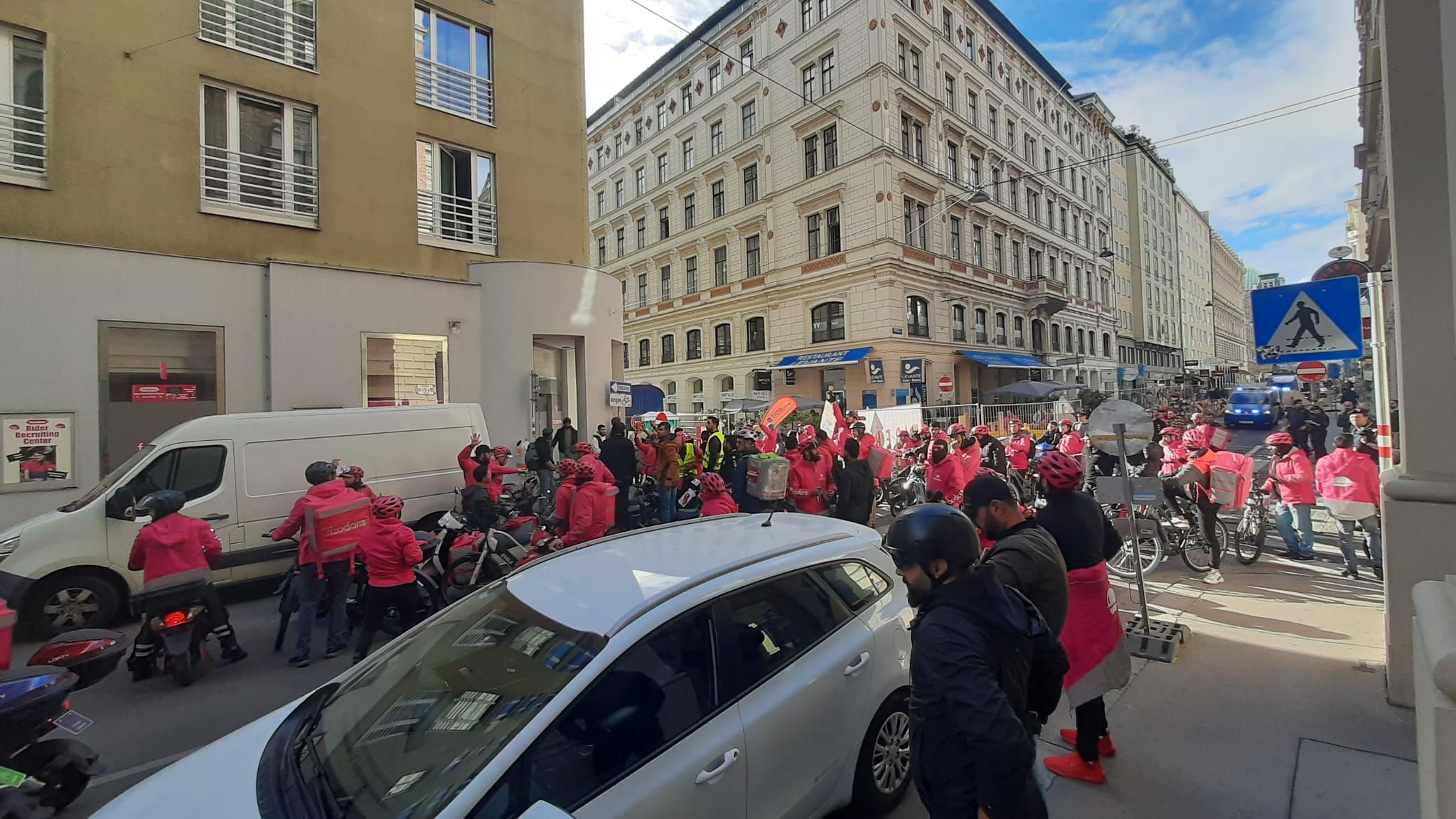 Foodora-Fahrer demonstrieren am 25. Oktober 2023 in Wien.