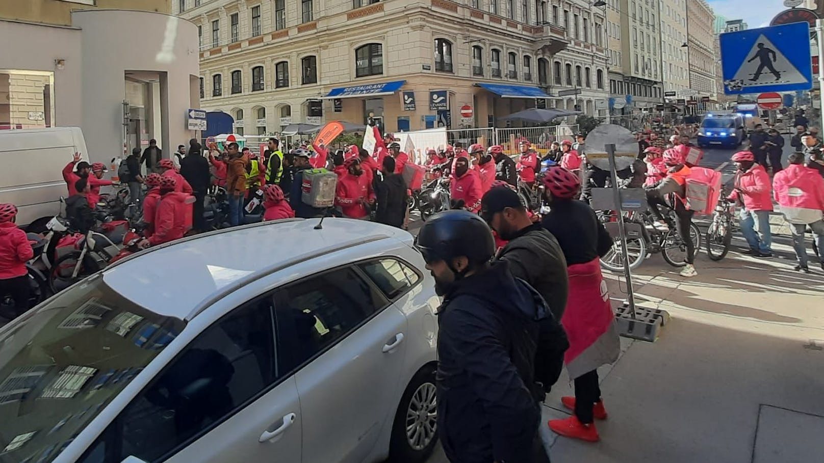 Foodora-"Rider" demonstrieren in Wien für mehr Arbeit