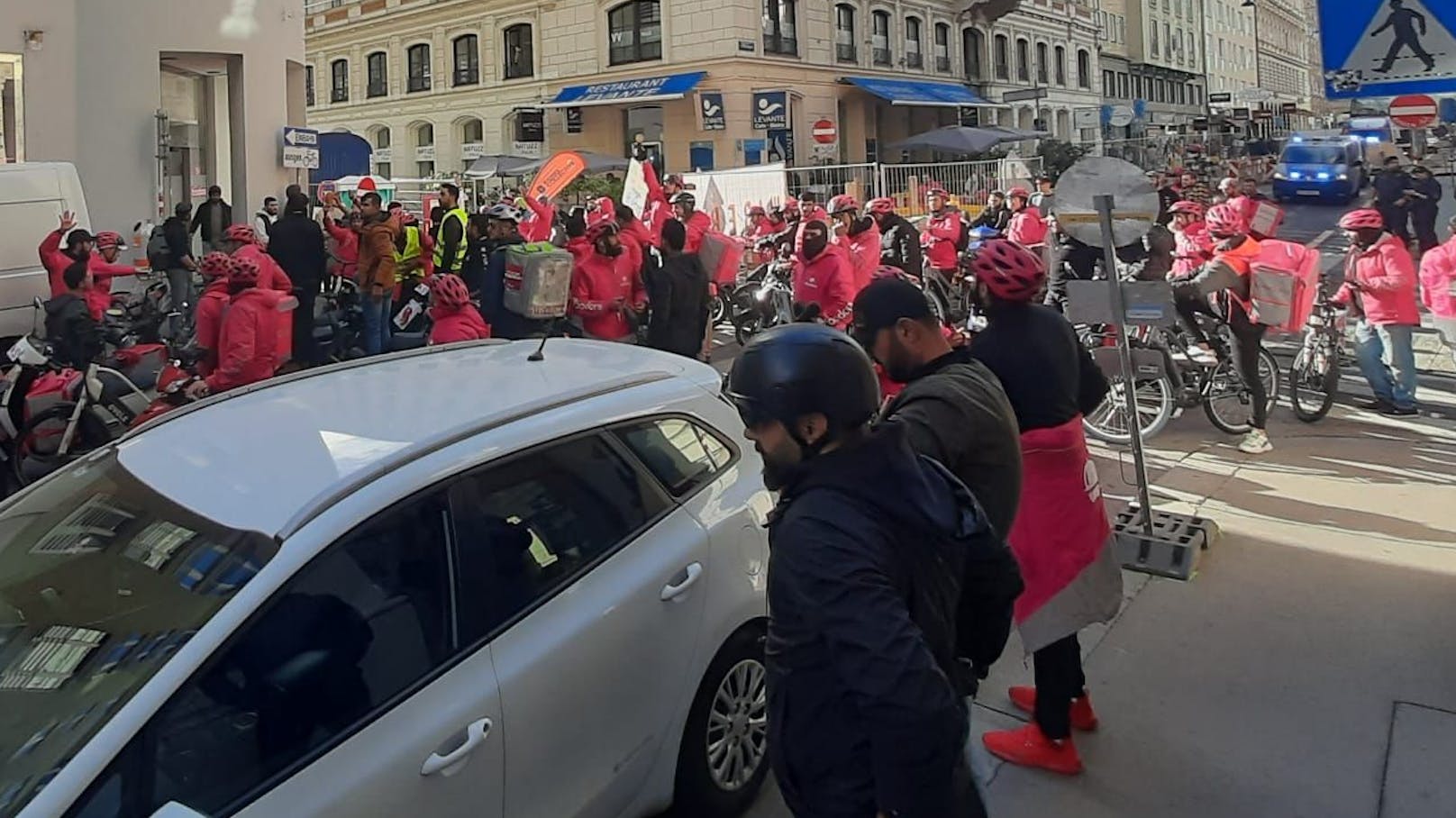 Foodora-"Rider" demonstrieren in Wien für mehr Arbeit