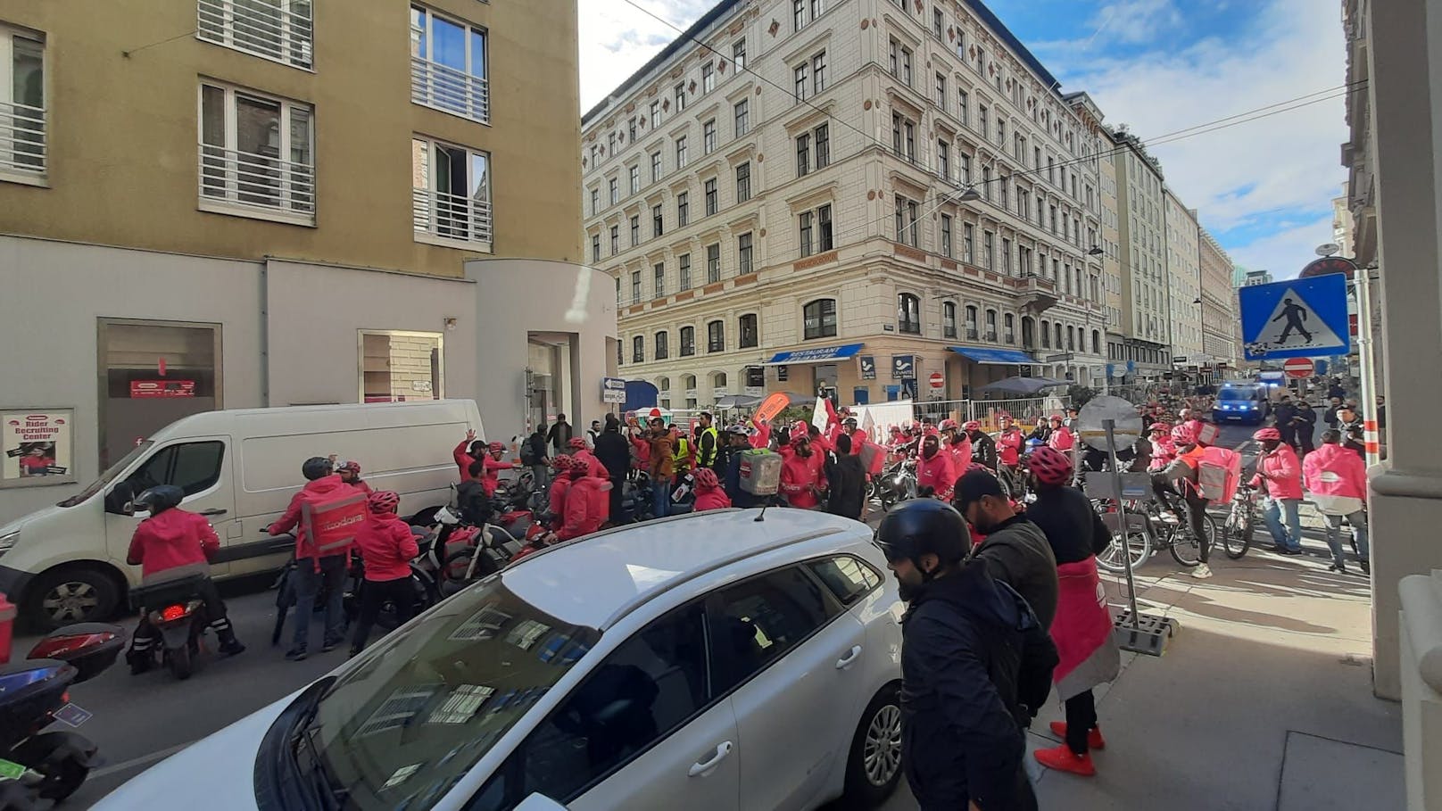 Foodora-Fahrer demonstrieren am 25. Oktober 2023 in Wien.