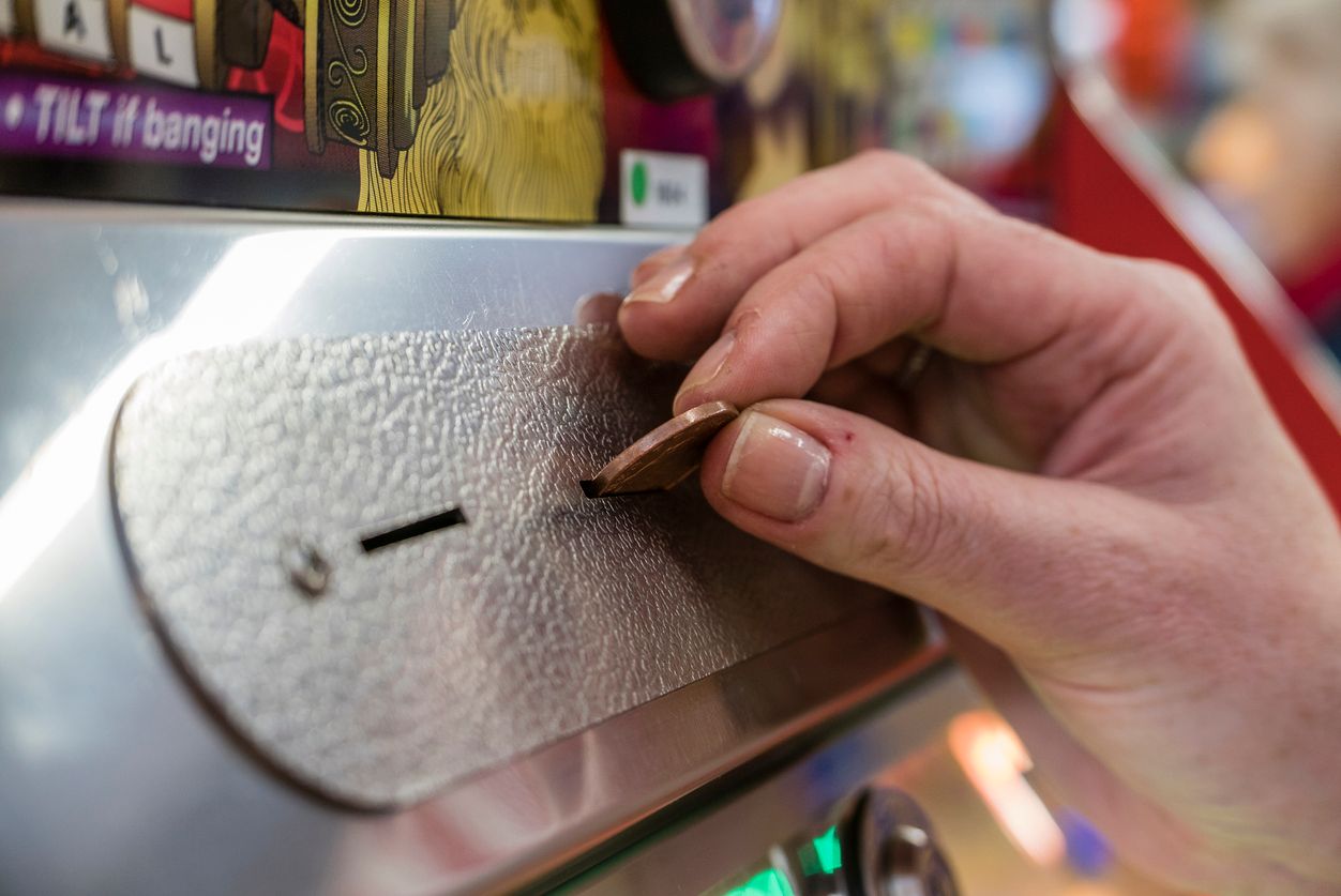 Das Trio machte sich an einem Spielautomat zu schaffen. Symbolbild.