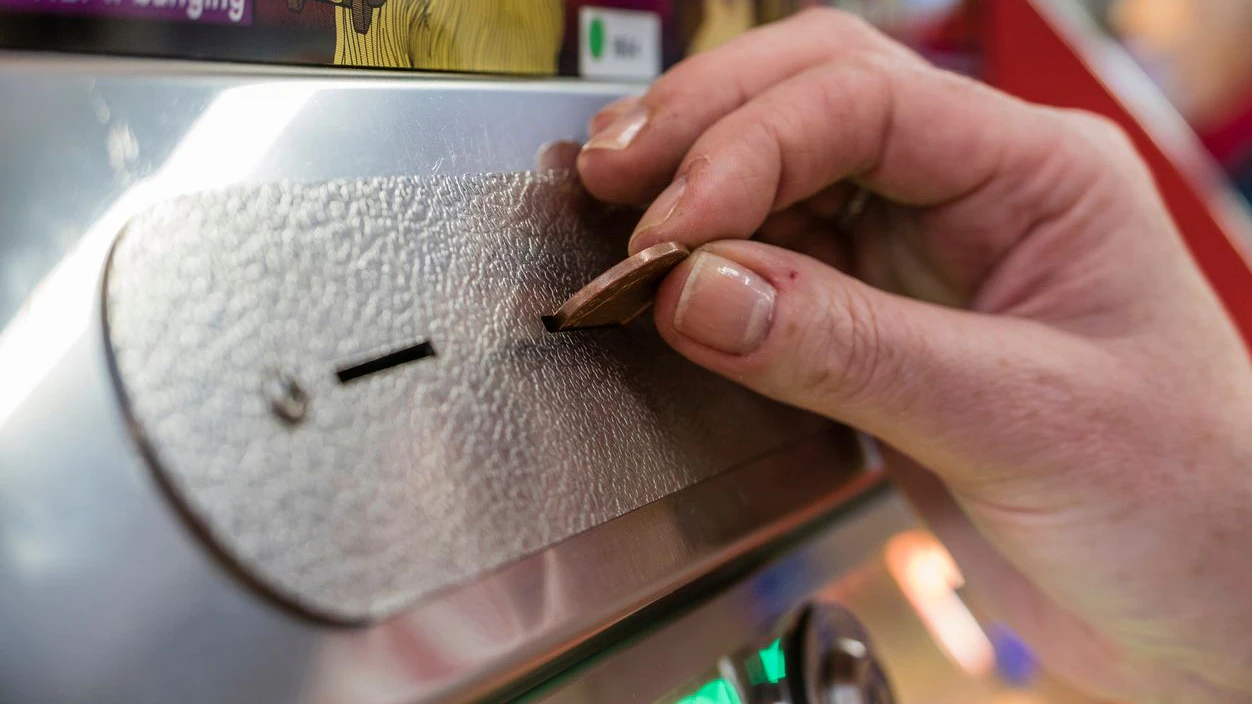 Das Trio machte sich an einem Spielautomat zu schaffen. Symbolbild.
