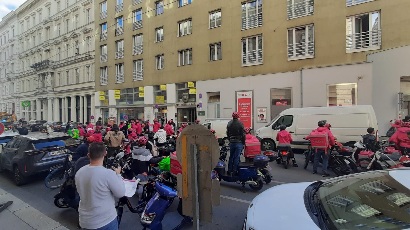 Foodora-Fahrer demonstrieren am 25. Oktober 2023 in Wien.