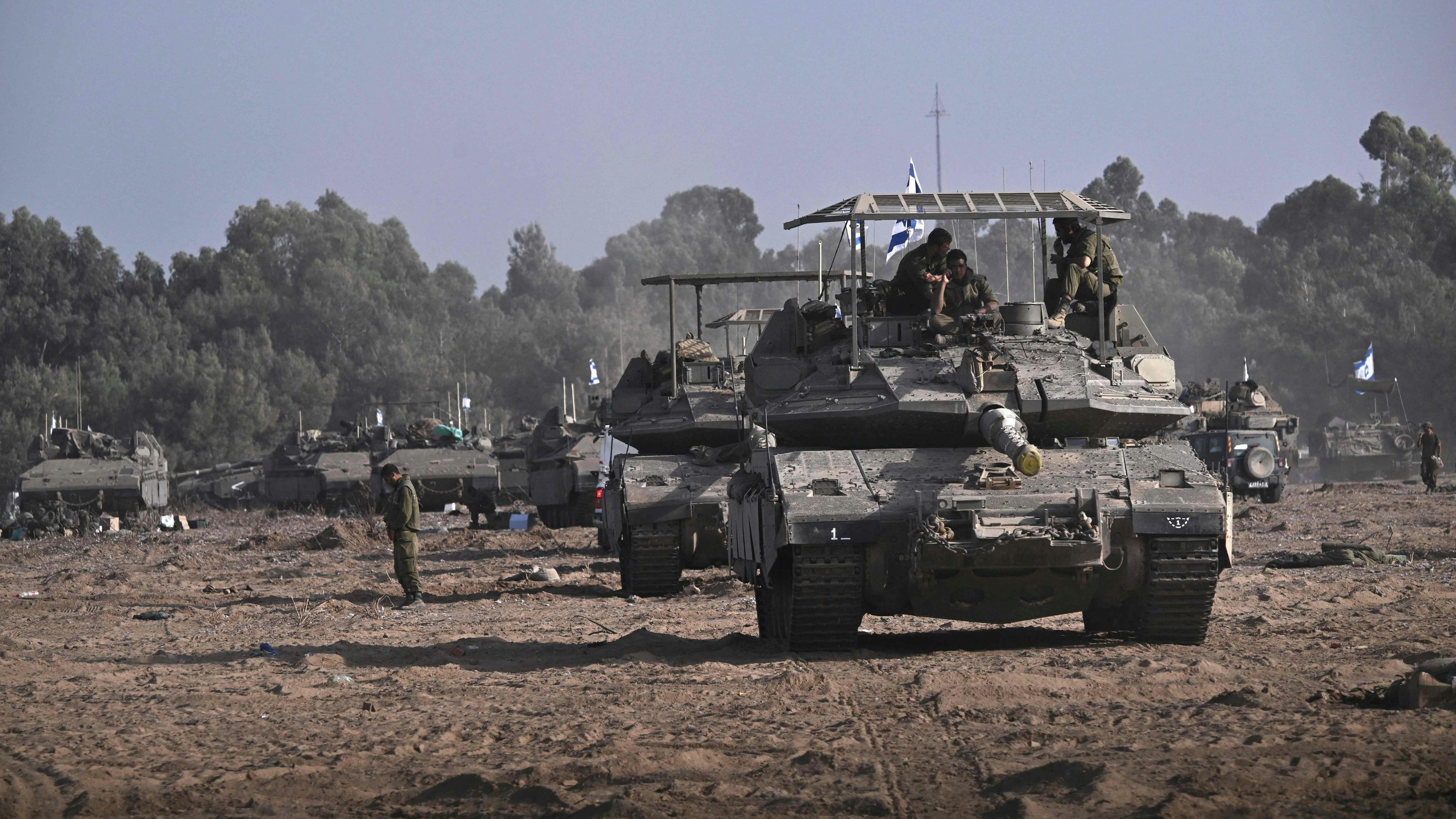 Israels Armee bombardiert Hunderte von Zielen im Gazastreifen.