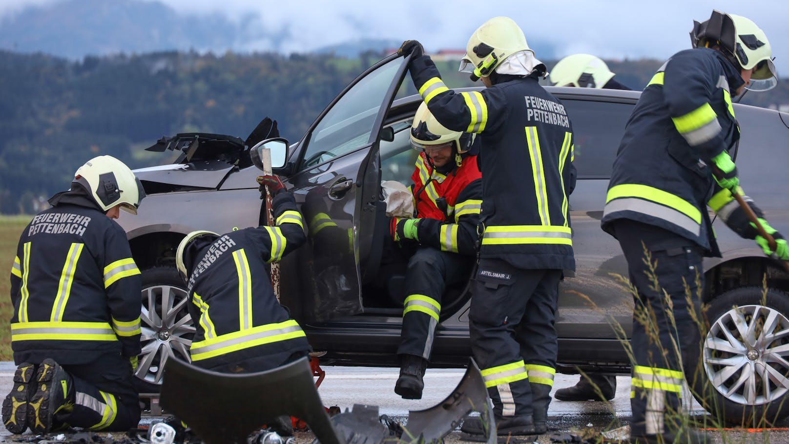 Ein schwerer Kreuzungsunfall im Frühverkehr in Pettenbach (Bezirk Kirchdorf an der Krems) hat am Mittwoch zwei Verletzte gefordert.