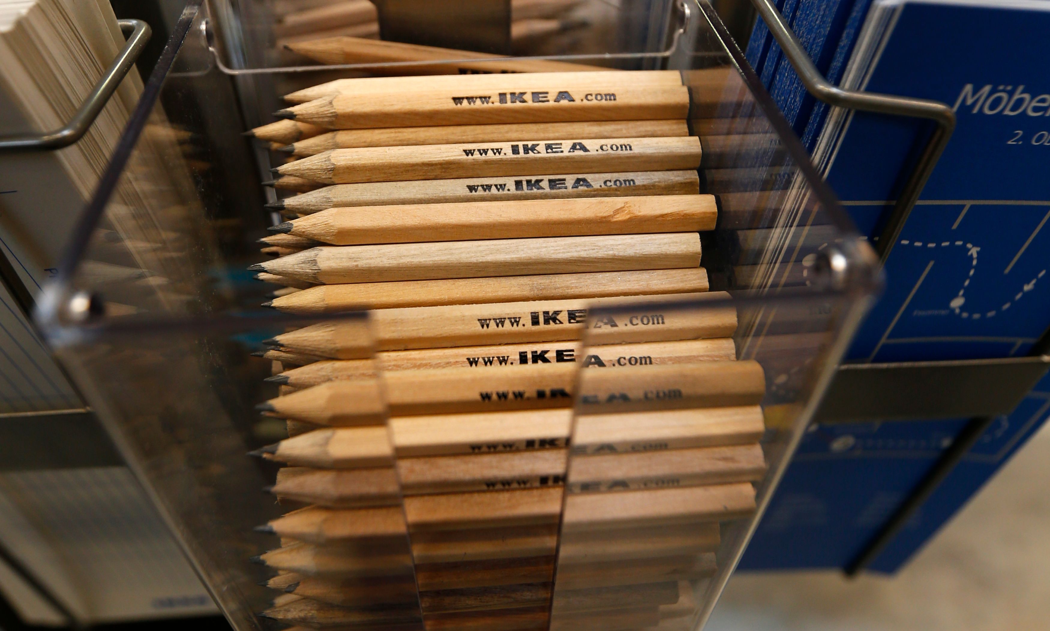Die hölzernen Ikea-Bleistifte haben Kultstatus. Bald könnte ihnen durch die Digitalisierung der Rotstift drohen.