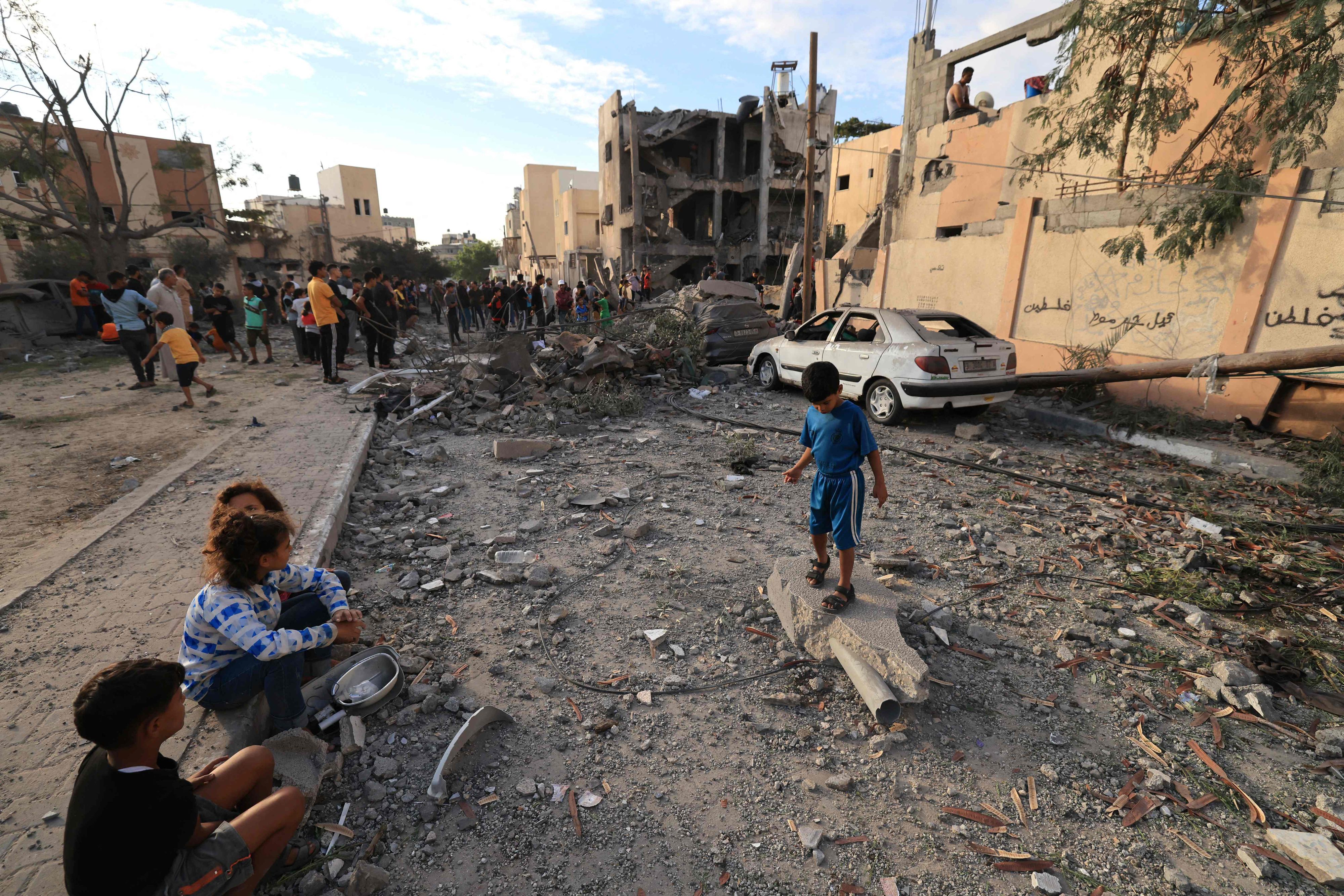 Palästinensische Kinder in den Trümmern. 