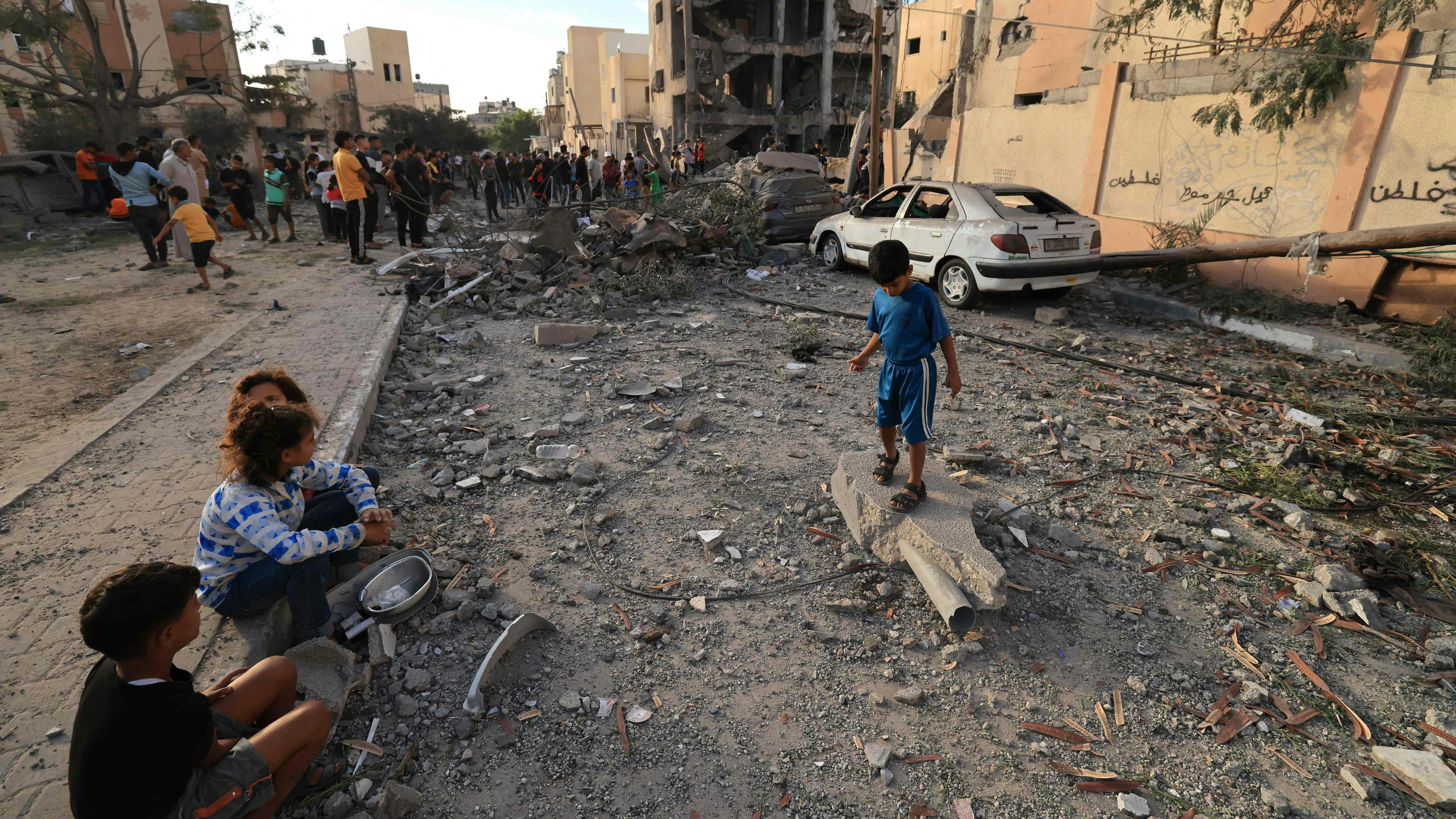 Download von www.picturedesk.com am 25.10.2023 (12:37).  Palestinian children sit on the ground as people search through the rubble of a building after an Israeli strike in Khan Yunis in the southern Gaza Strip on October 17, 2023, amid the ongoing battles between Israel and the Palestinian group Hamas. The death toll from Israeli strikes on the Gaza Strip has risen to around 2,750 since Hamas's deadly attack on southern Israel last week, the Gaza health ministry said October 16. (Photo by MAHMUD HAMS / AFP) - 20231017_PD1505 - Rechteinfo: Rights Managed (RM) Nur für redaktionelle Nutzung! Werbliche Nutzung erfordert Freigabe: bitte schicken Sie uns eine Anfrage.