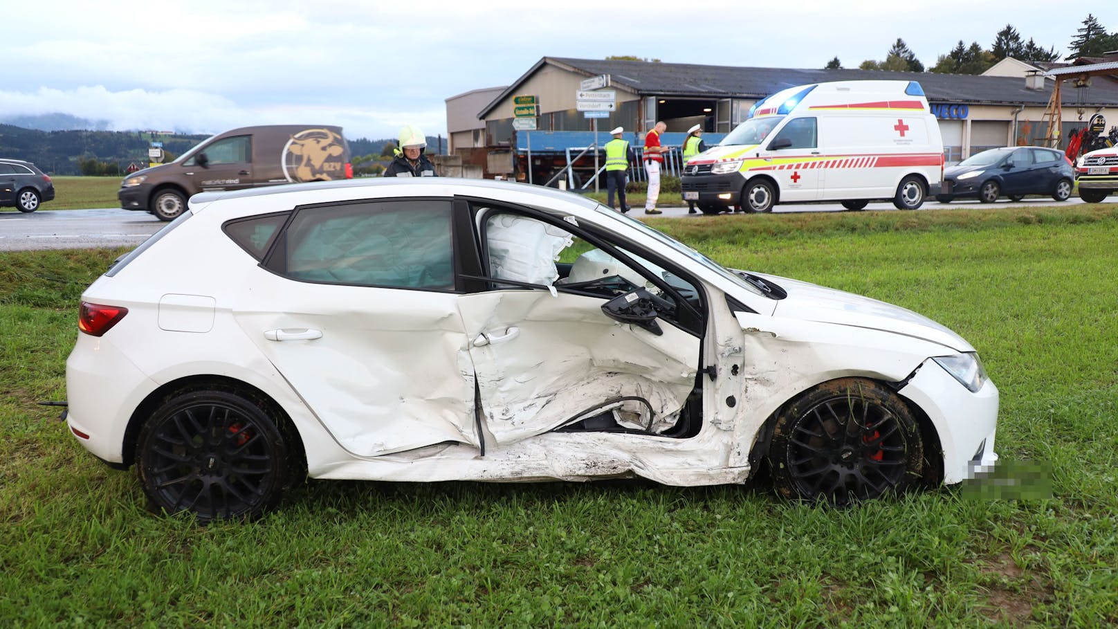 Ein schwerer Kreuzungsunfall im Frühverkehr in Pettenbach (Bezirk Kirchdorf an der Krems) hat am Mittwoch zwei Verletzte gefordert.