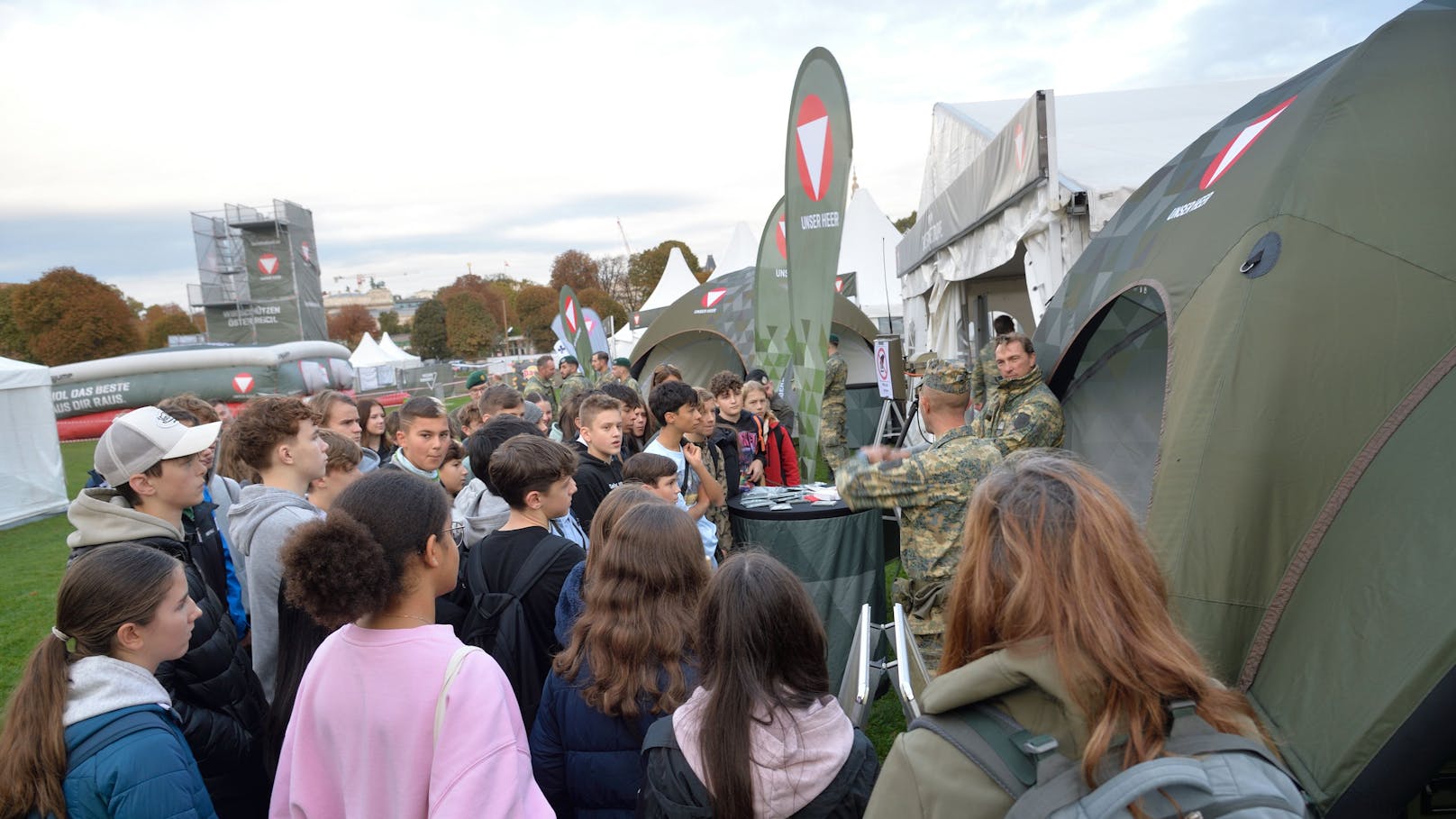 Etwa 2.000 Schülerinnen und Schüler nahmen am Mittwoch (25.10.2023) am Tag der Schulen am Wiener Heldenplatz teil. 