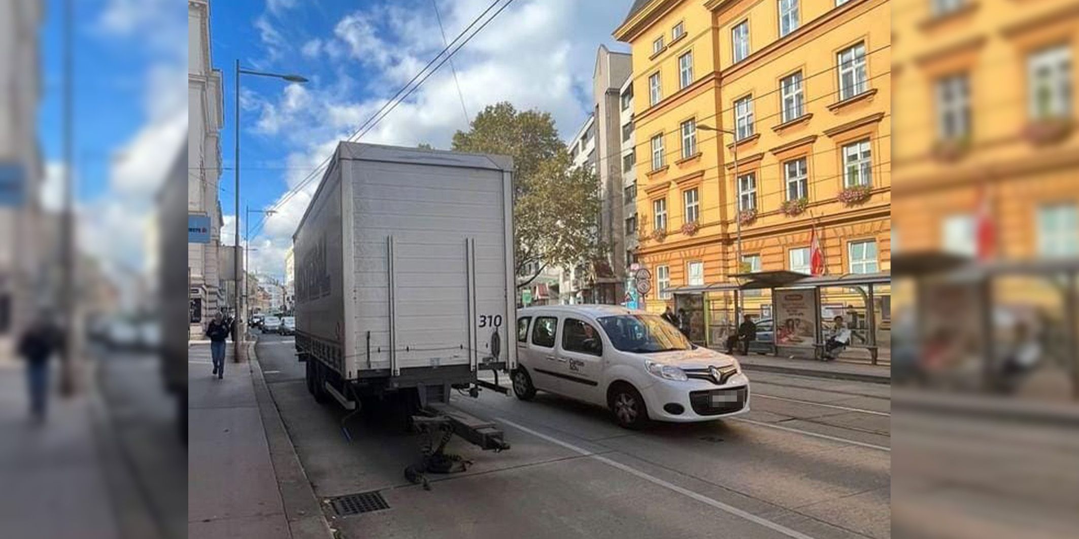 Ein Lkw-Anhänger steht mitten auf einer Straße in Wien. Doch vom Fahrer fehlt jede Spur.