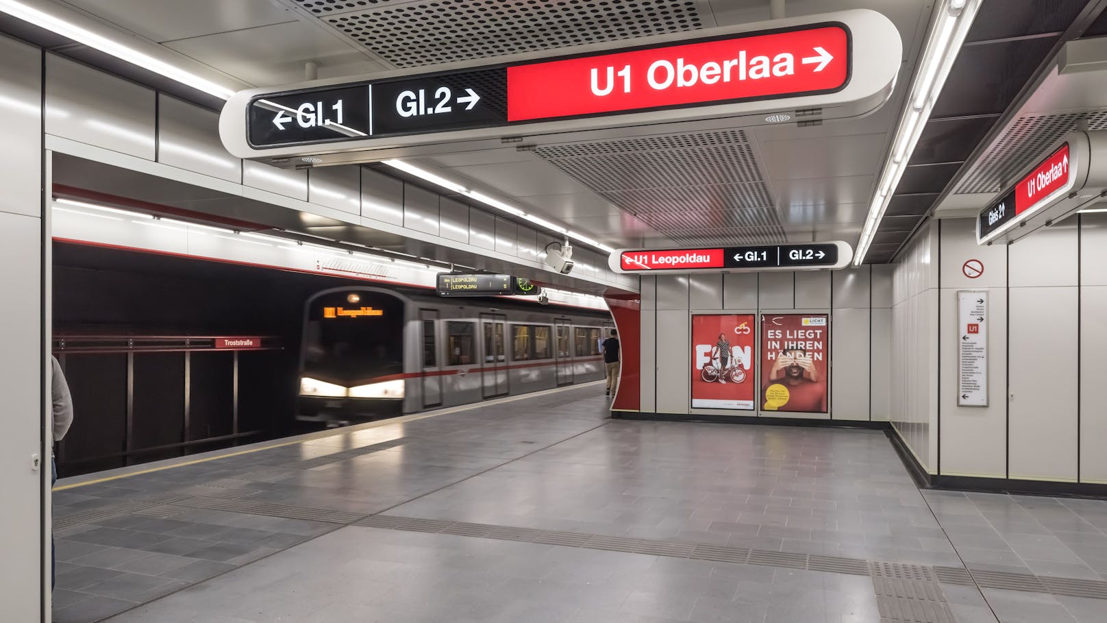 Wiener (45) stürzt auf U-Bahn-Gleise – schwer verletzt