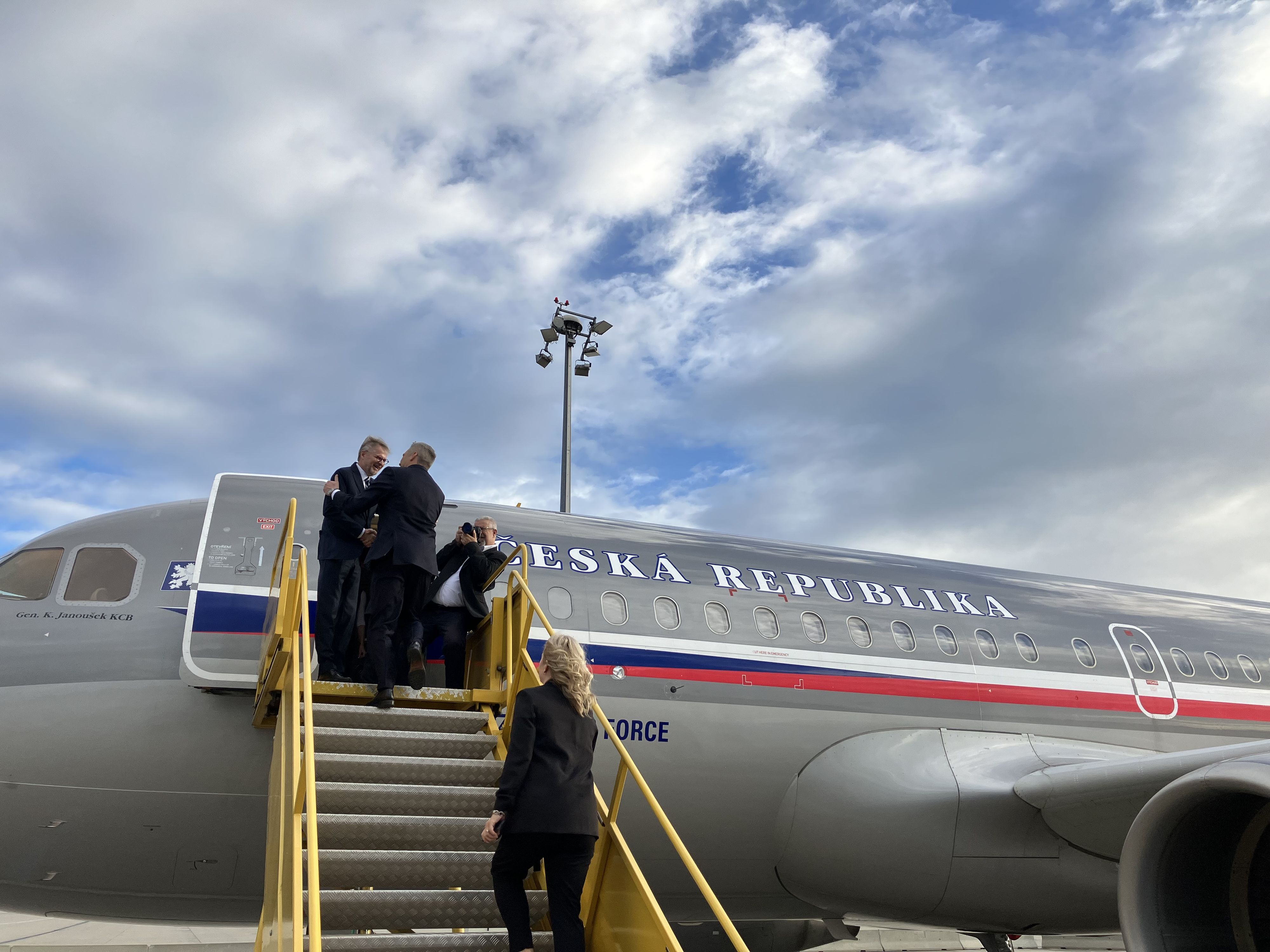 Österreichs Bundeskanzler Karl Nehammer (2.v.r.) und der tschechische Ministerpräsident Petr Fiala (l.) vor ihrem Abflug nach Israel am Mittwoch, 25. Oktober 2023, am Flughafen Wien-Schwechat. 
