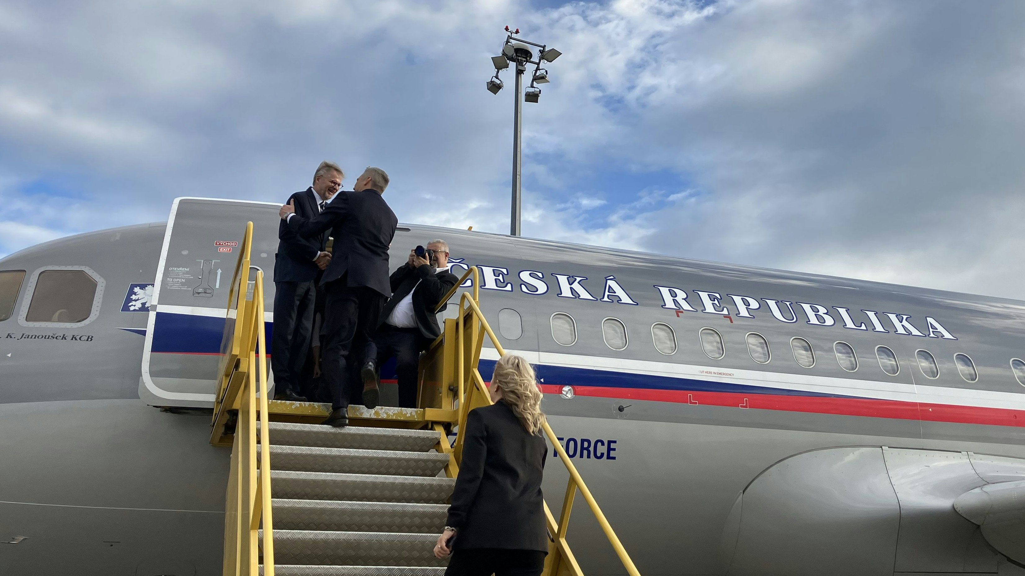 Österreichs Bundeskanzler Karl Nehammer (2.v.r.) und der tschechische Ministerpräsident Petr Fiala (l.) vor ihrem Abflug nach Israel am Mittwoch, 25. Oktober 2023, am Flughafen Wien-Schwechat. 