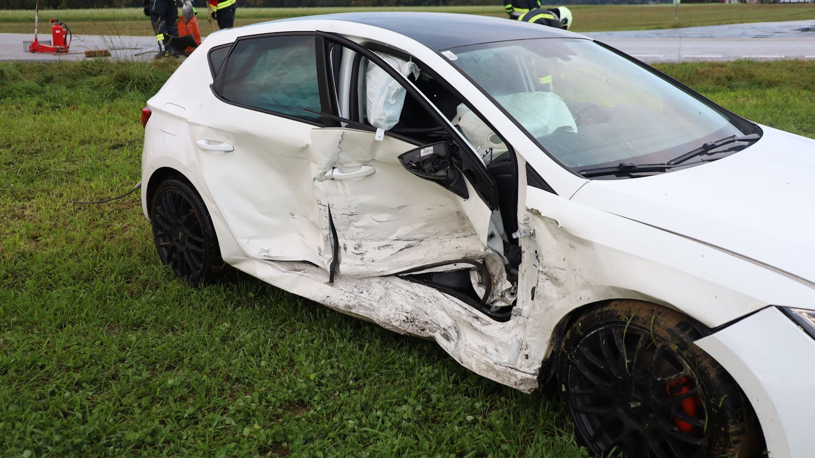 Ein schwerer Kreuzungsunfall im Frühverkehr in Pettenbach (Bezirk Kirchdorf an der Krems) hat am Mittwoch zwei Verletzte gefordert.