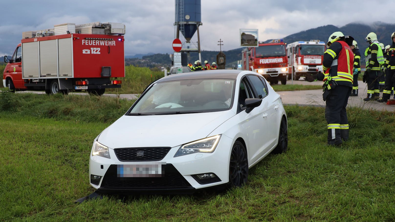 Ein schwerer Kreuzungsunfall im Frühverkehr in Pettenbach (Bezirk Kirchdorf an der Krems) hat am Mittwoch zwei Verletzte gefordert.