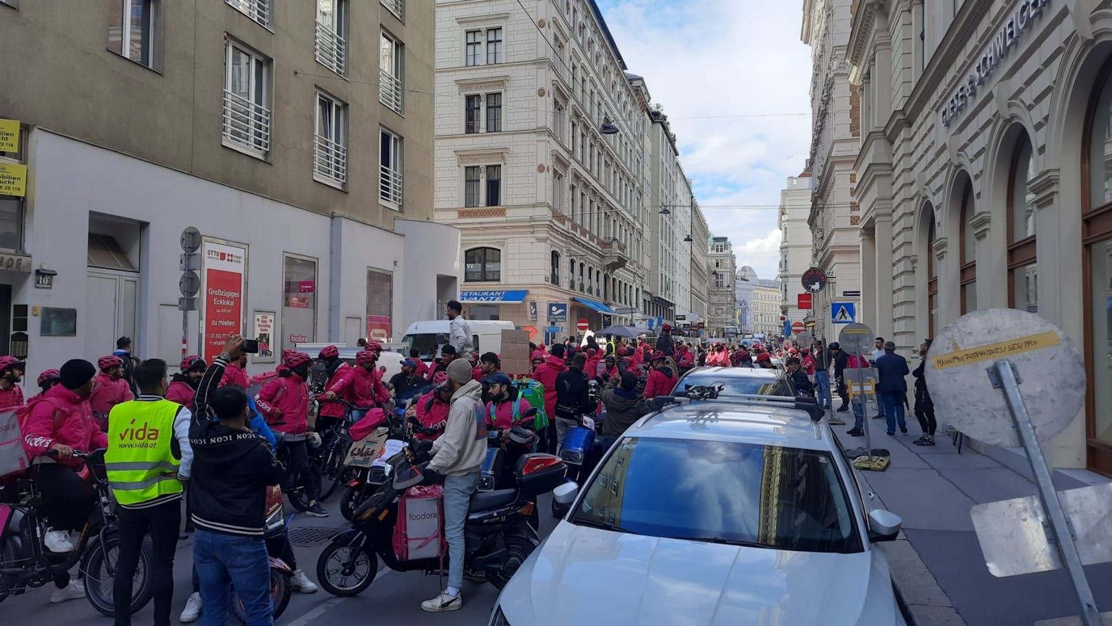 Foodora-Fahrer demonstrieren am 25. Oktober 2023 in Wien.