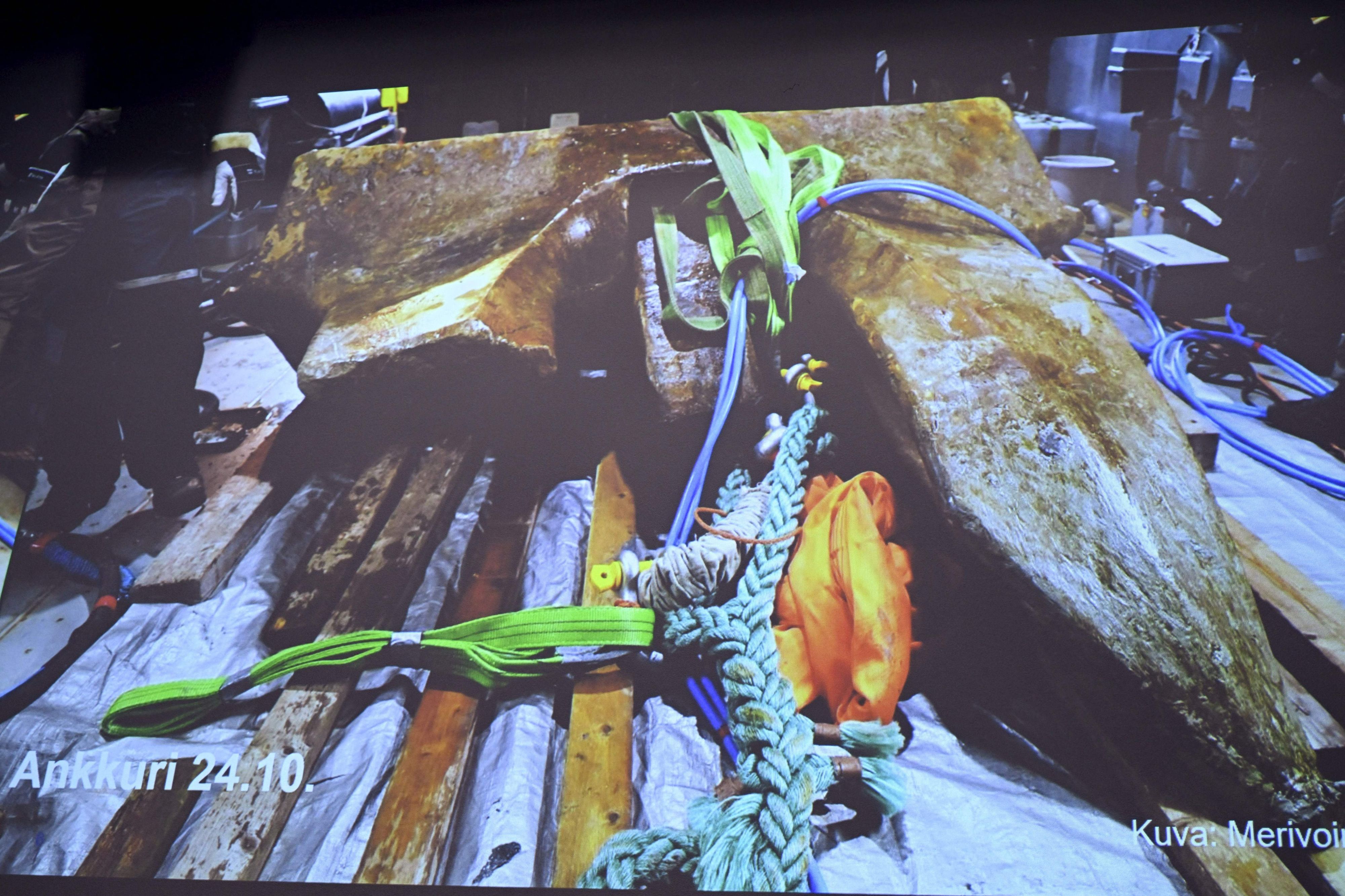 Ein Foto der finnischen Grenzwache zeigt den sechs Tonnen schweren Anker, den ein chinesisches Frachtschiff verloren hat.