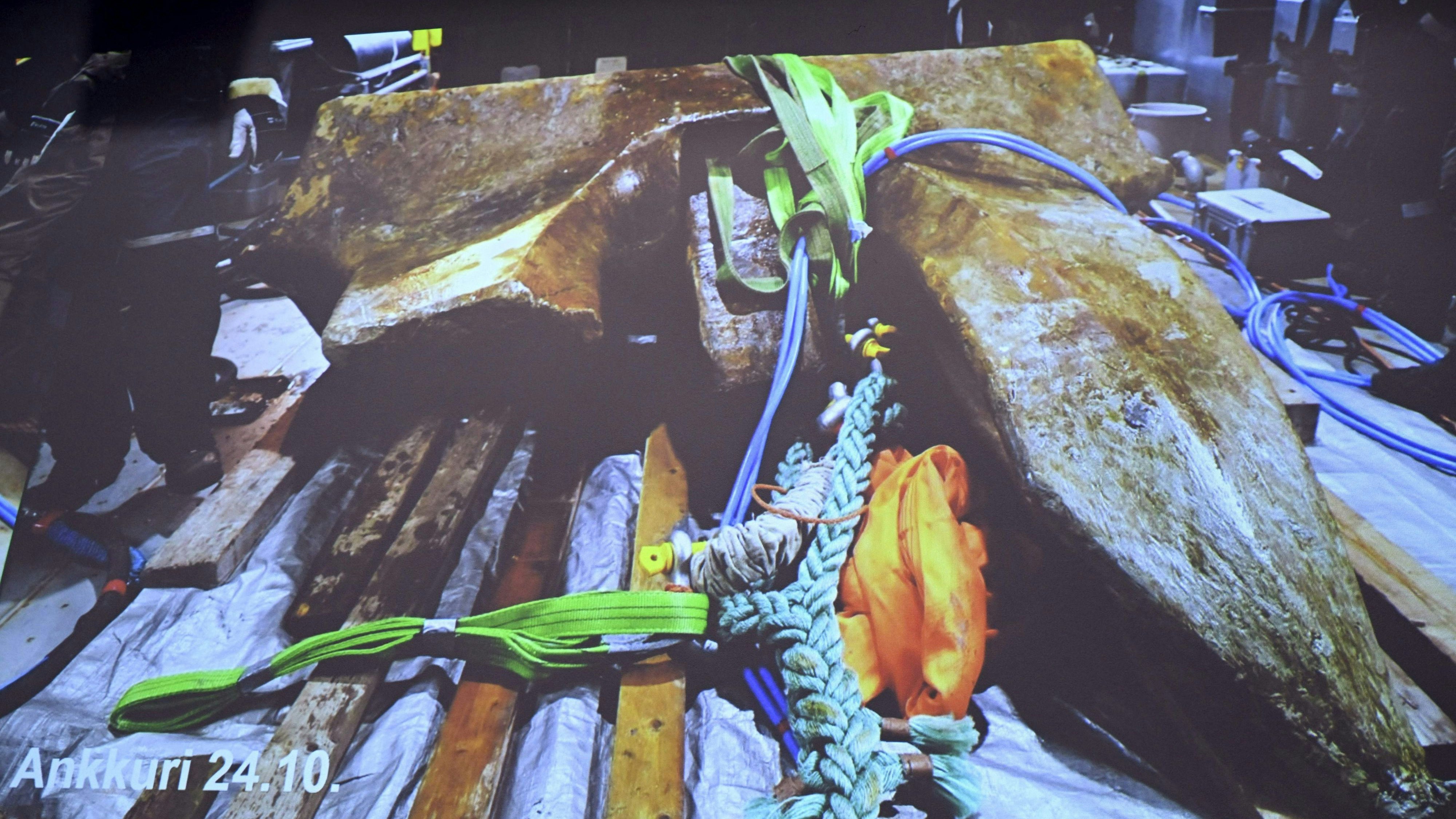 Download von www.picturedesk.com am 25.10.2023 (06:52).  A screen shows a photo by the Finnish Border Guard of an anchor during a joint press conference of the investigation of the possible attack on the Balticconnector gas line on October 8, 2023 between Finland and Estonia at the headquarters of the National Bureau of Investigation in Vantaa, Finland on October 24, 2023. Finnish police said they have recovered a ship's anchor likely belonging to a Chinese vessel that appears to have caused the damage to its gas pipeline in October 8, 2023. (Photo by Heikki Saukkomaa / Lehtikuva / AFP) / Finland OUT - 20231024_PD7481 - Rechteinfo: Rights Managed (RM) Nur für redaktionelle Nutzung! Werbliche Nutzung erfordert Freigabe: bitte schicken Sie uns eine Anfrage.